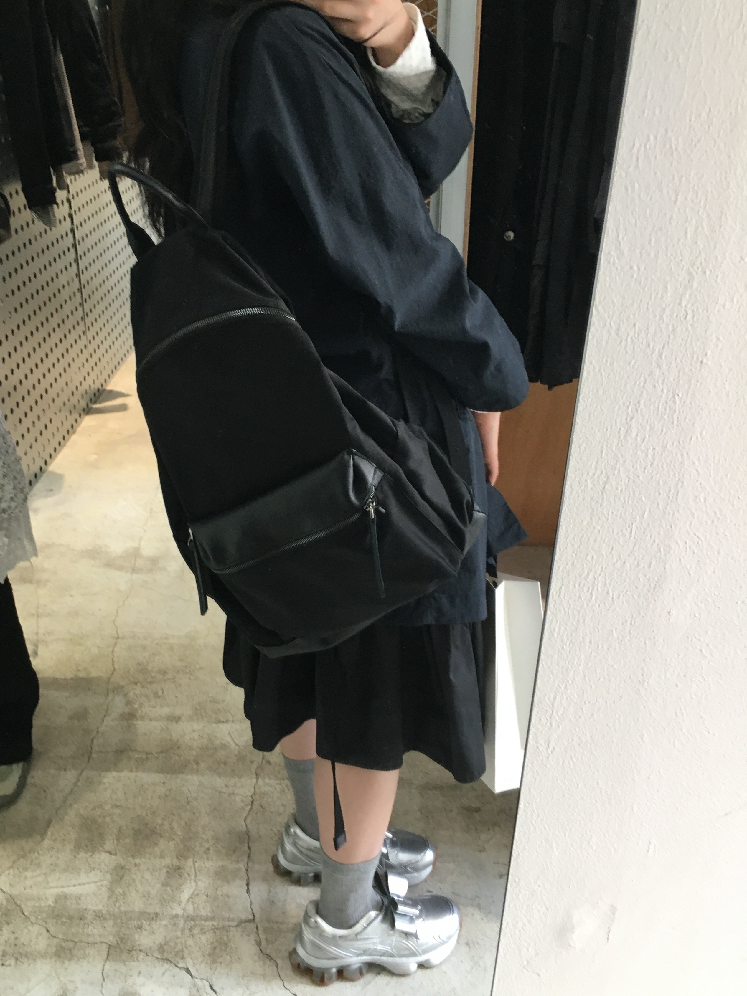 Hatchingroom VTG Backpack Black 착용 스타일