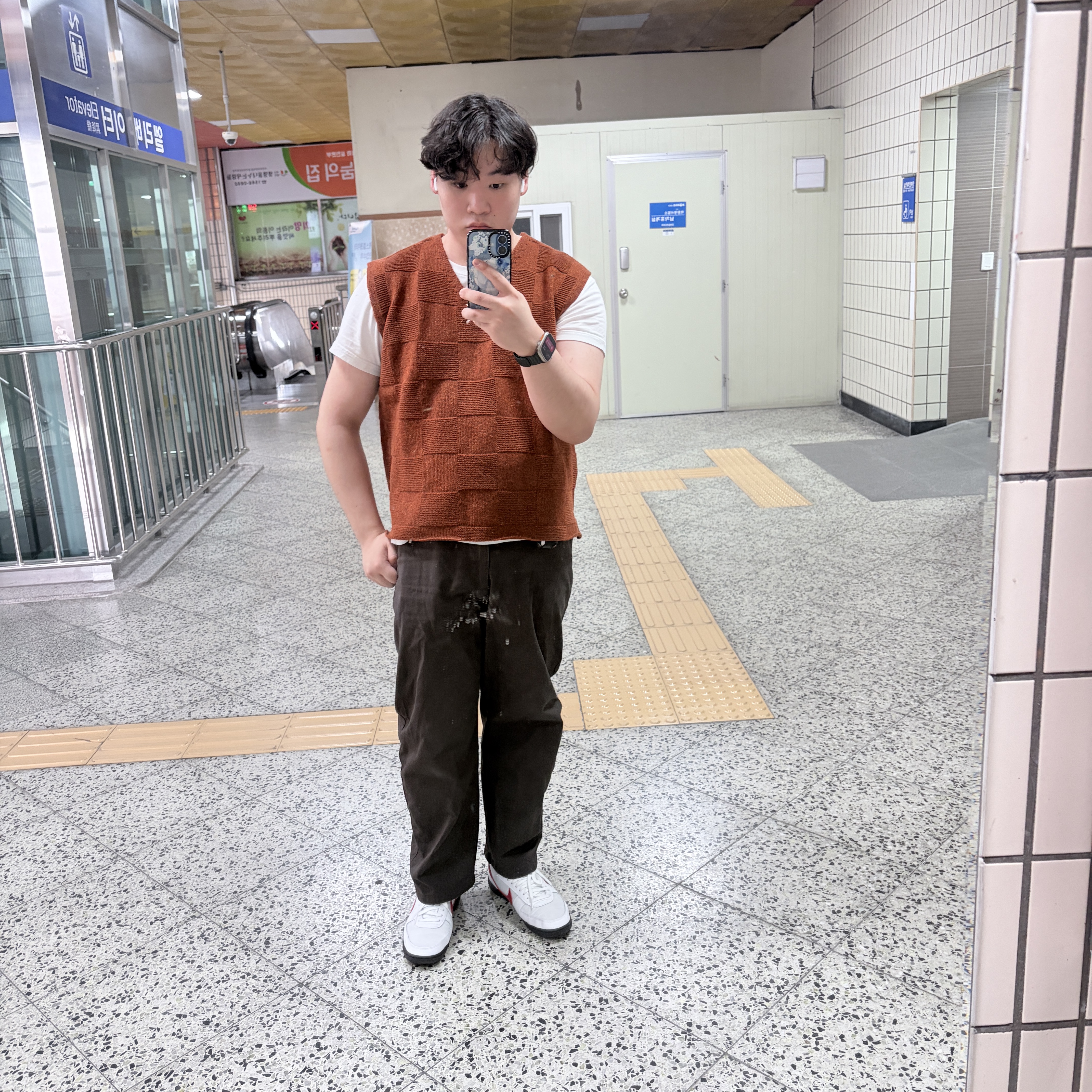 IAB Studio x Delicious in Dungeon Chilchuck Knit Vest Brown, Uniqlo U Wide FIt Chino Pants Dark Brown 착용 스타일