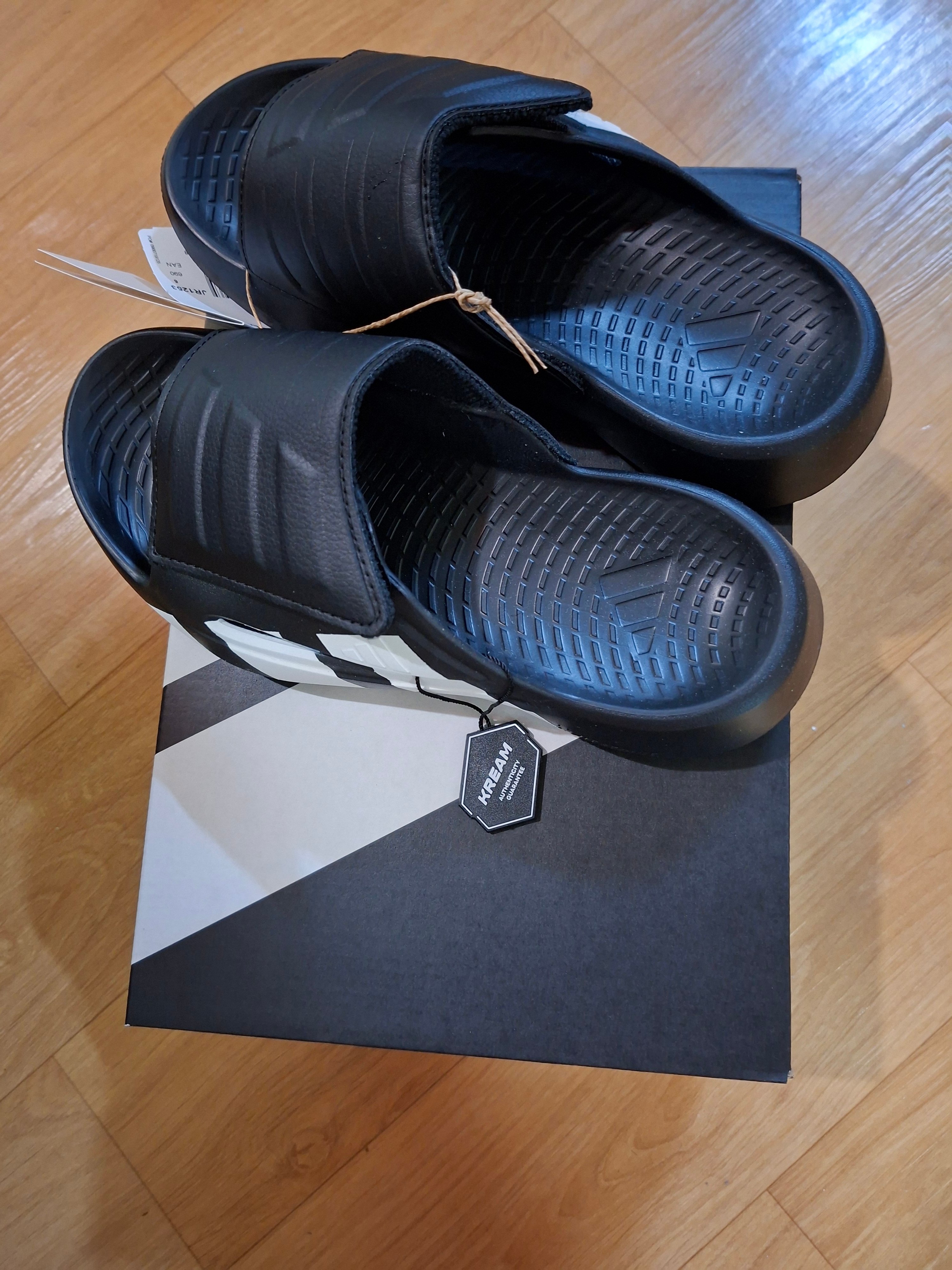 Adidas Lightblaze Slides Core Black Cloud White 착용 스타일 - 1