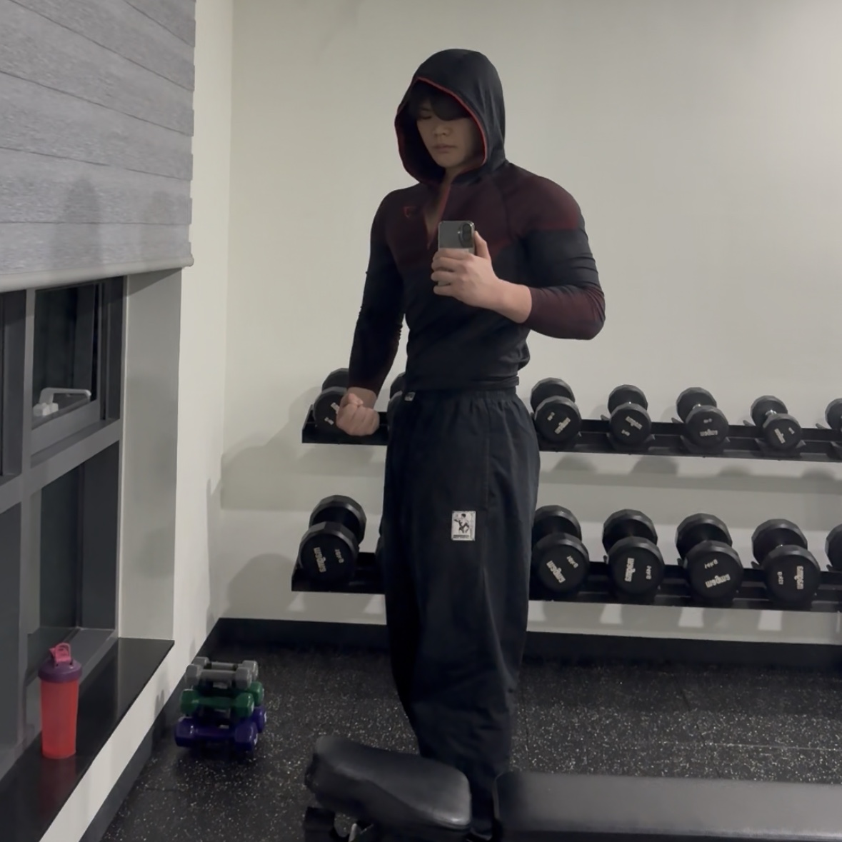 Gymshark Onyx 5.0 Seamless Hoodie Black Onyx Grey 착용 스타일 - 1