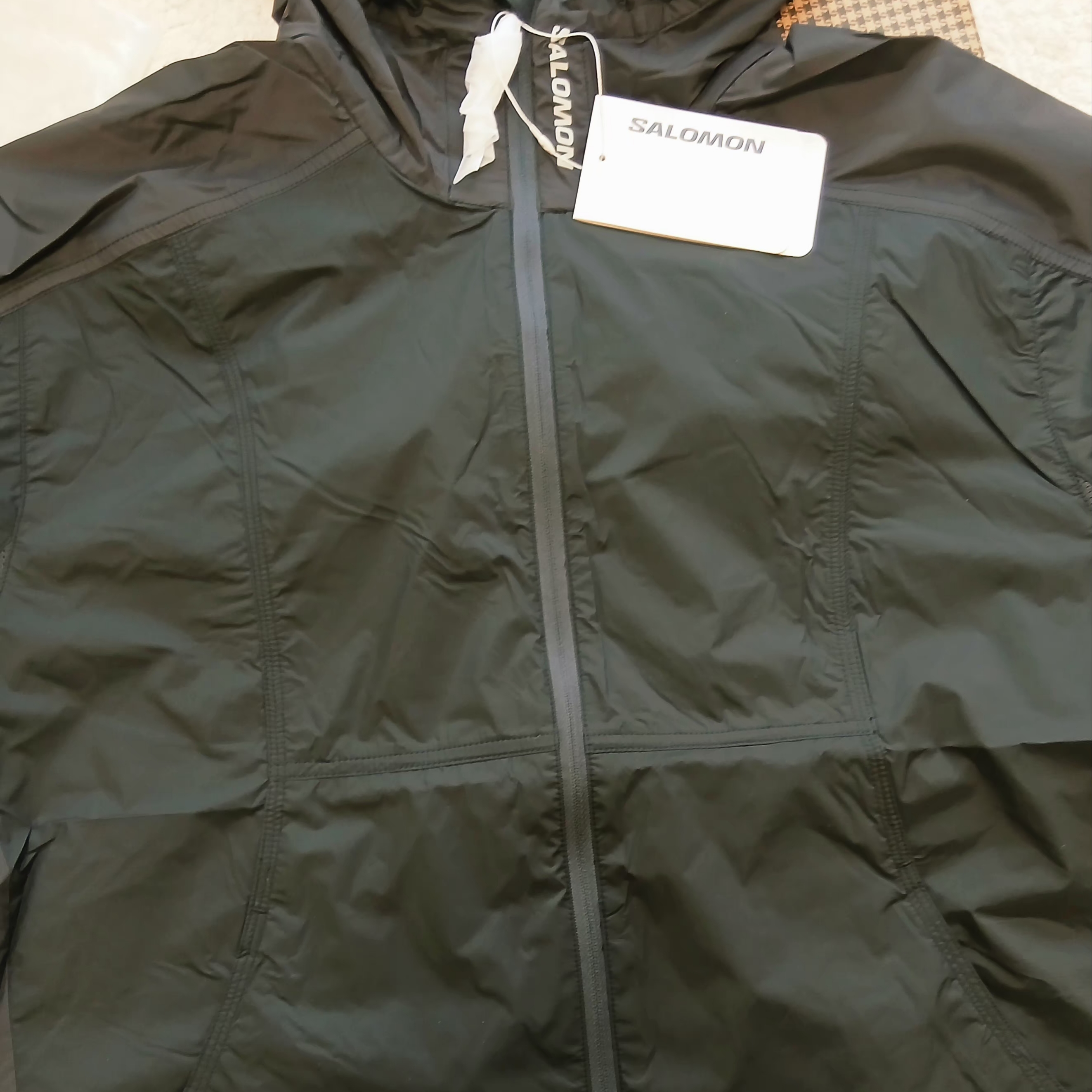 Salomon Flow Lightweight Jacket Black 착용 스타일 - 3