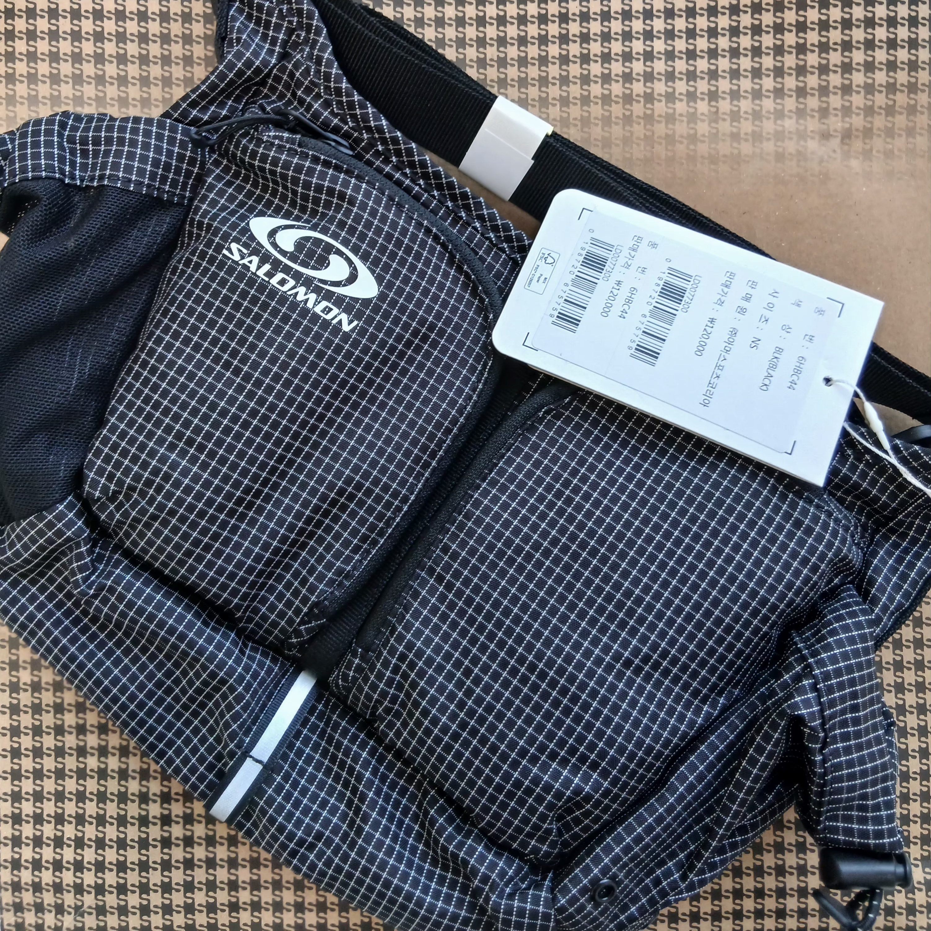 Salomon Clip Lock Crossbody Bag M Black, Salomon Clip Lock Crossbody Bag L Black 착용 스타일 - 3
