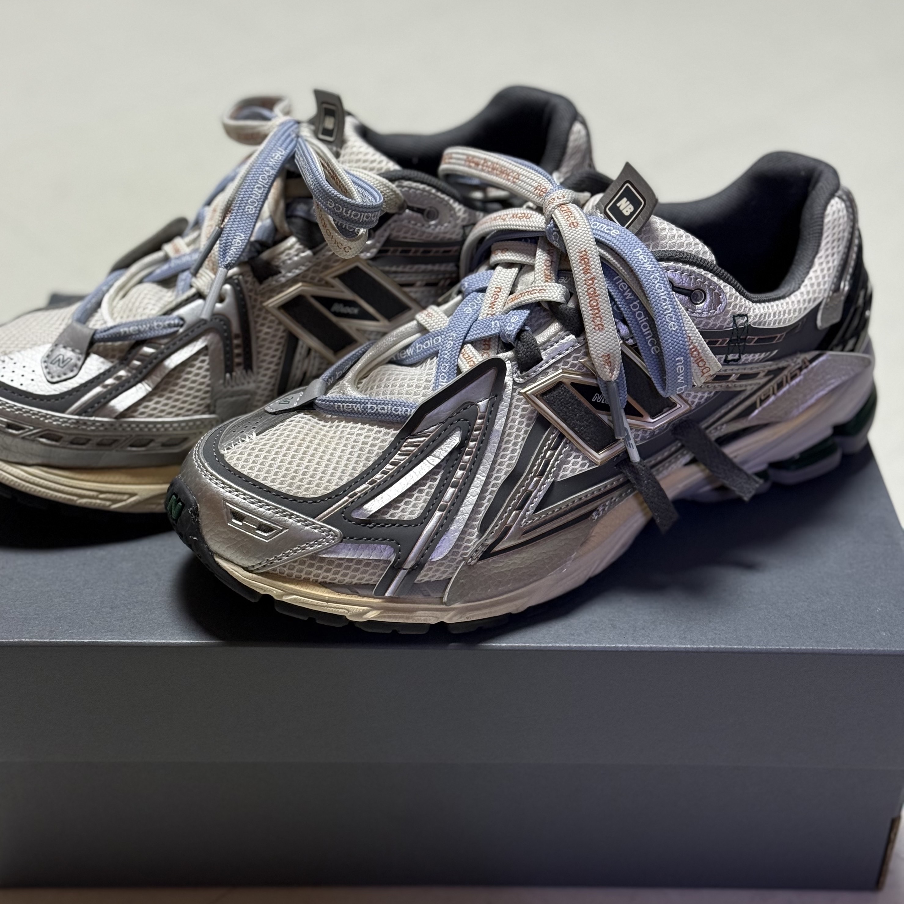 New Balance 1906A Silver Metallic Castlerock 착용 스타일