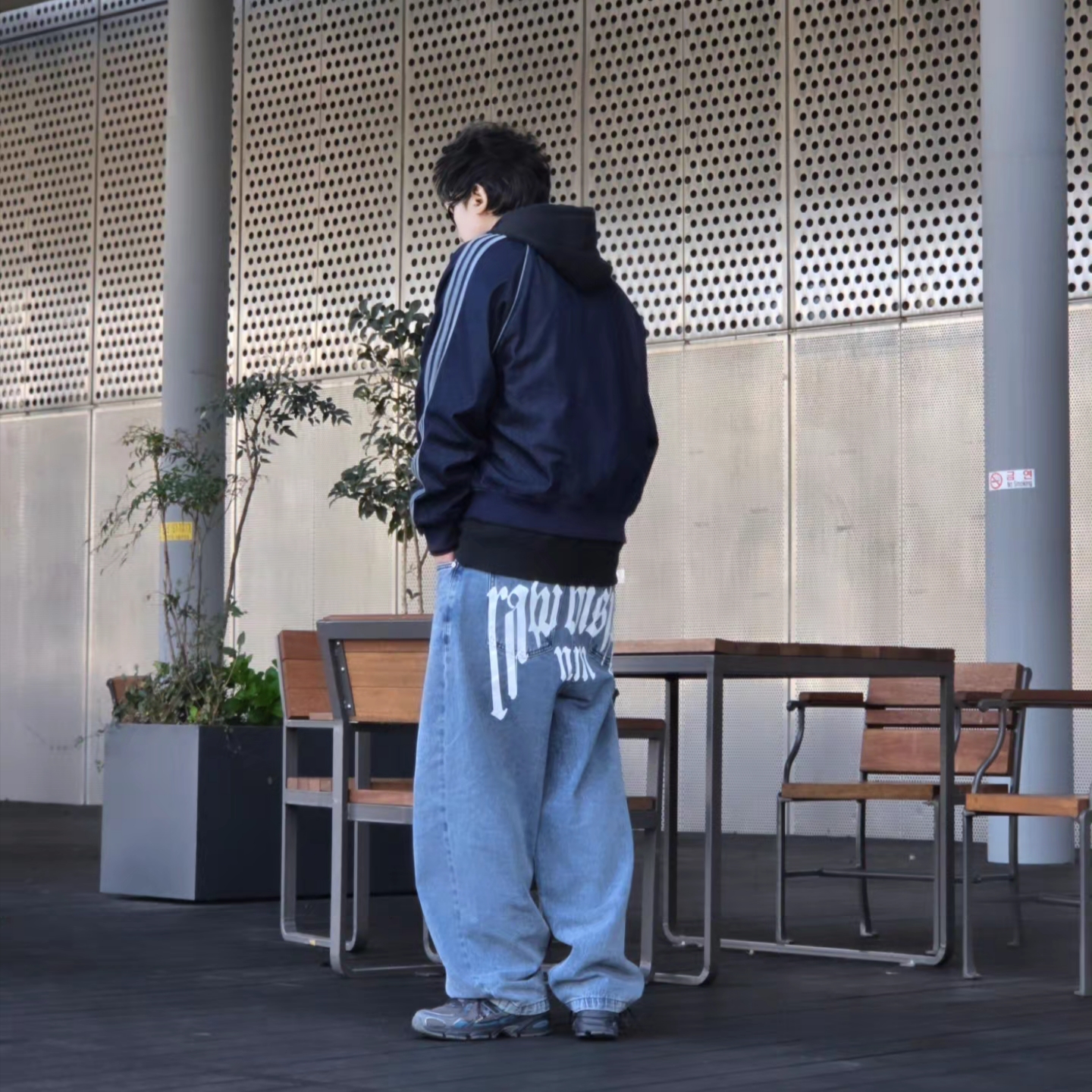 Nike x Drake Nocta Fleece Hoodie Black (FN7659-010), NOMANUAL Raw Vision Denim Pants White Blue 착용 스타일 - 5