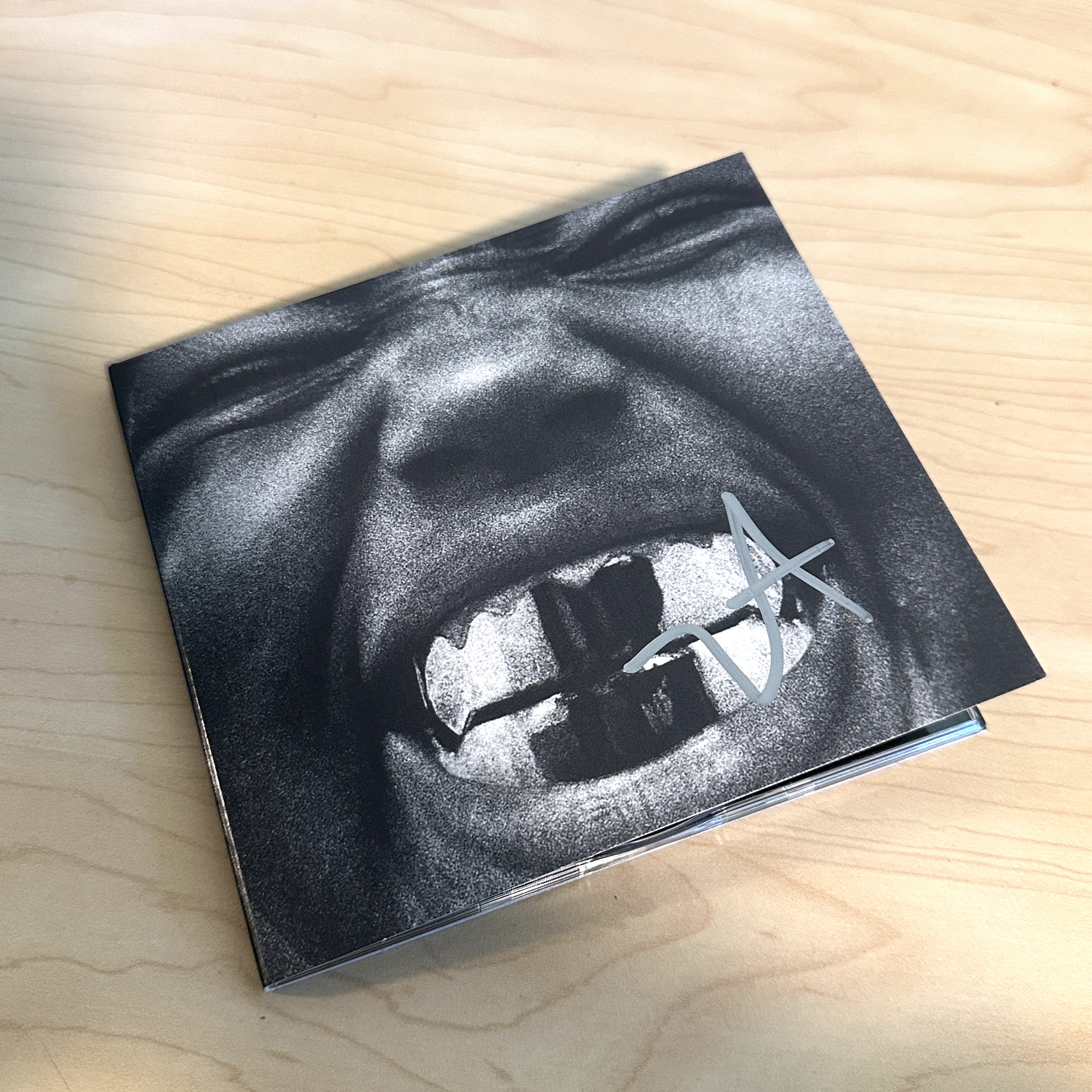 Ye Bully Signed CD Black 착용 스타일