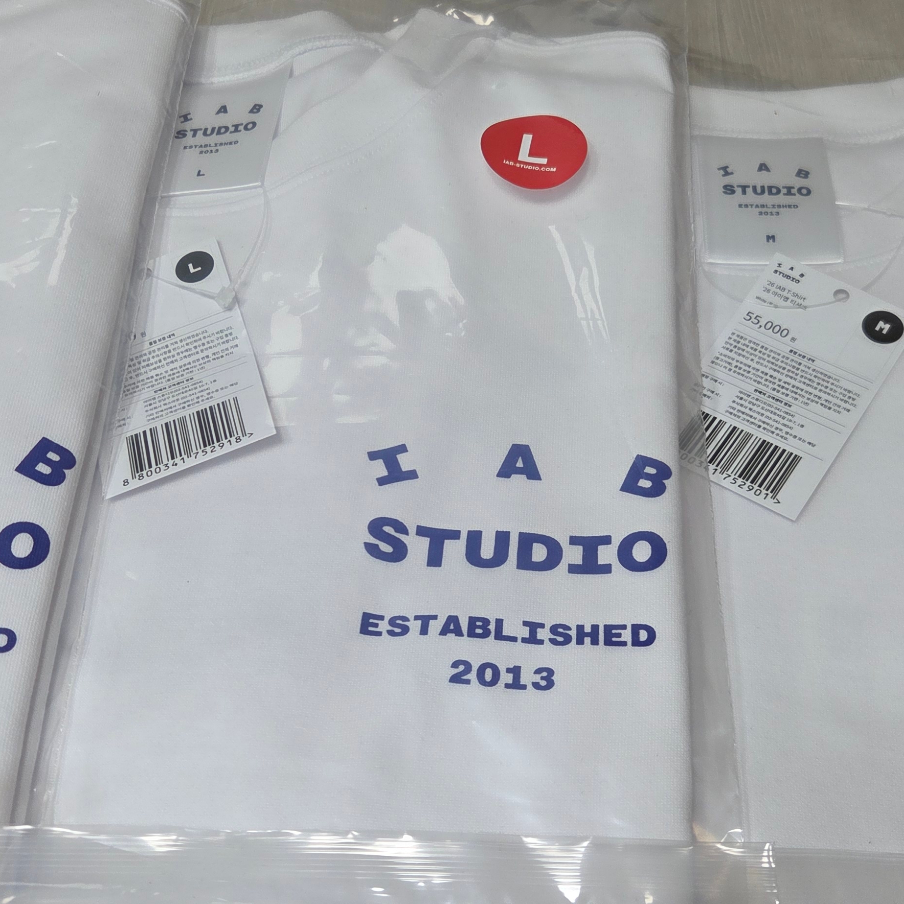IAB Studio 26 IAB T-Shirt White Navy 착용 스타일 - 1