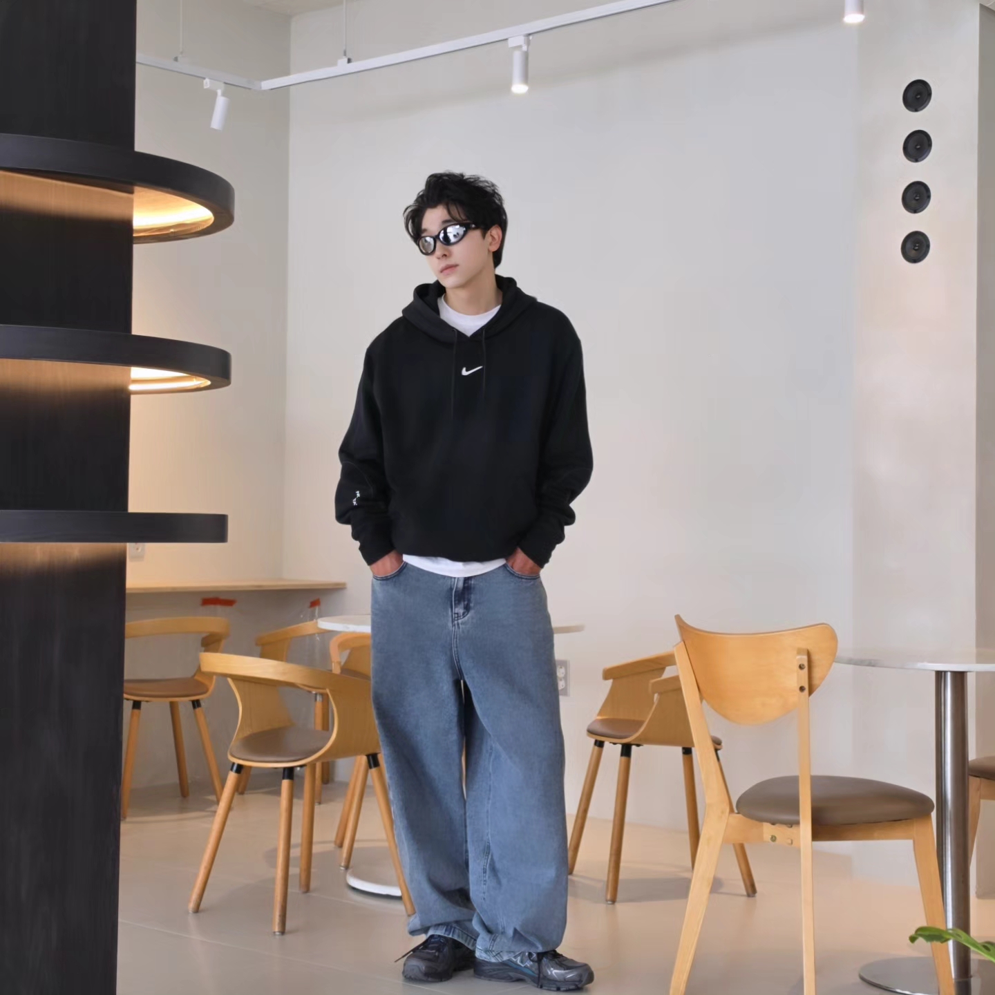 Nike x Drake Nocta Fleece Hoodie Black (FN7659-010), NOMANUAL Raw Vision Denim Pants White Blue 착용 스타일 - 4
