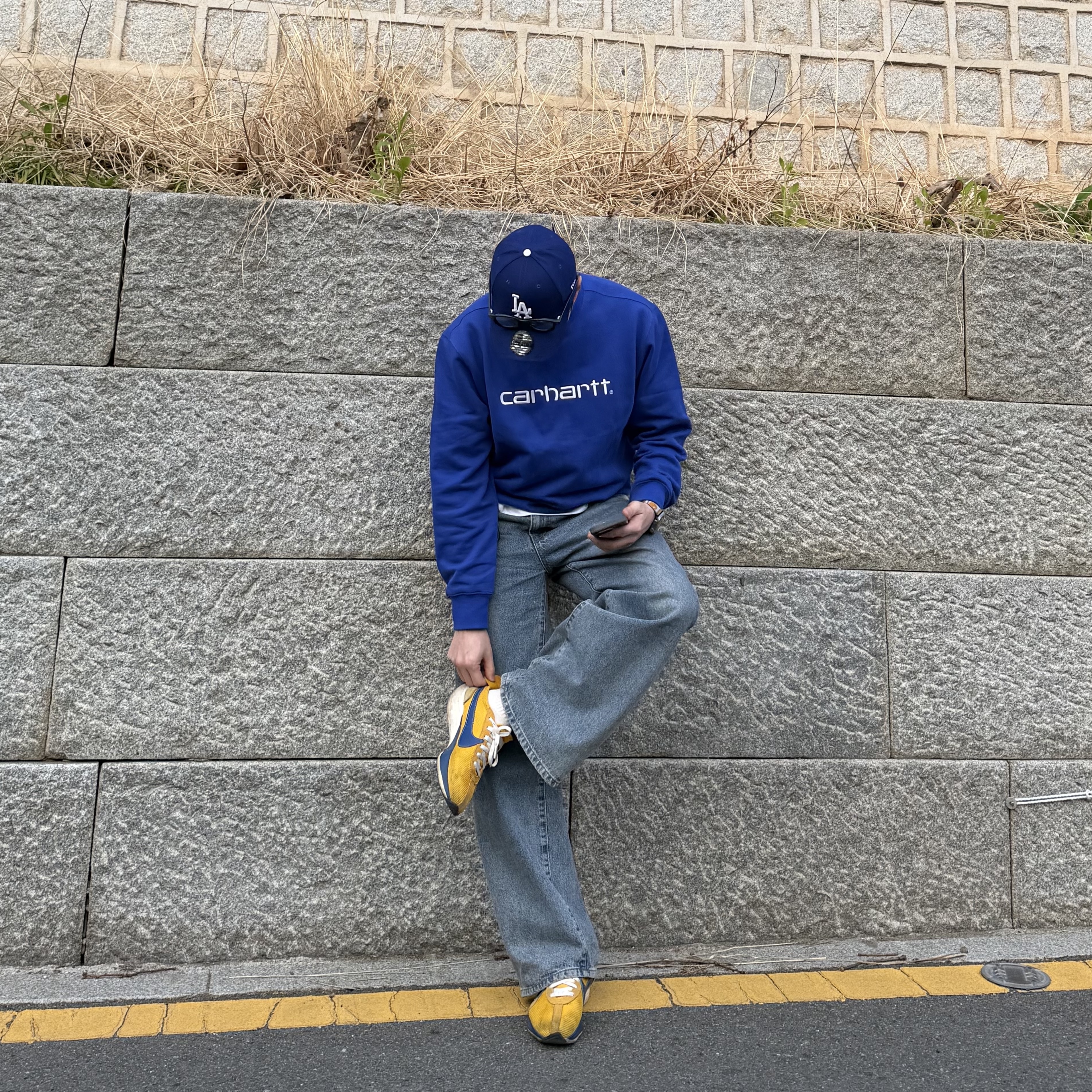 Nike Moon Racer Yellow Ochre Gym Blue, New Era 9Forty MLB Seoul Series LA Dodgers Dark Royal 착용 스타일 - 1