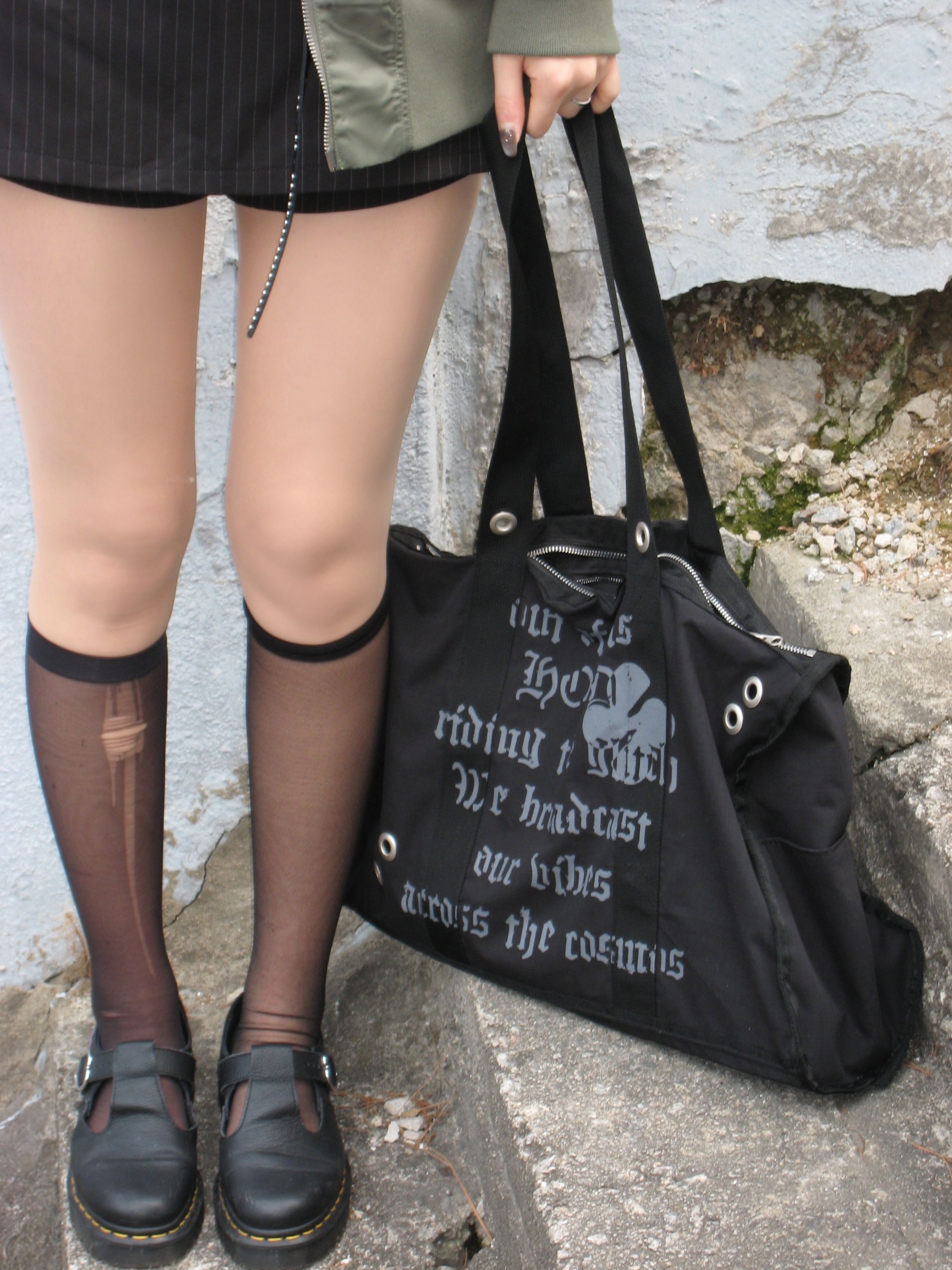 (W) Dr. Martens Poly Heart Black 착용 스타일 - 2