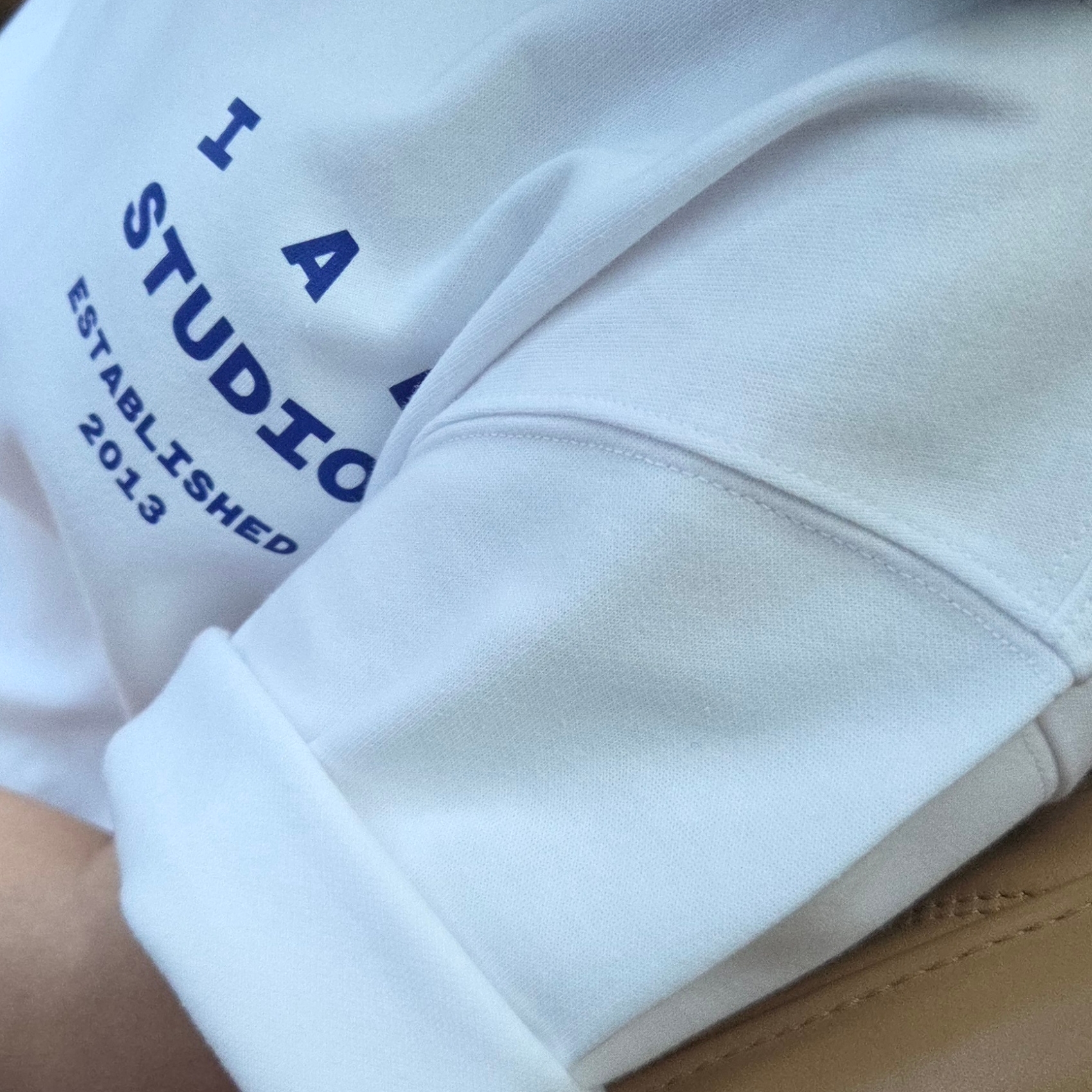 IAB Studio 26 IAB T-Shirt White Navy 착용 스타일 - 4