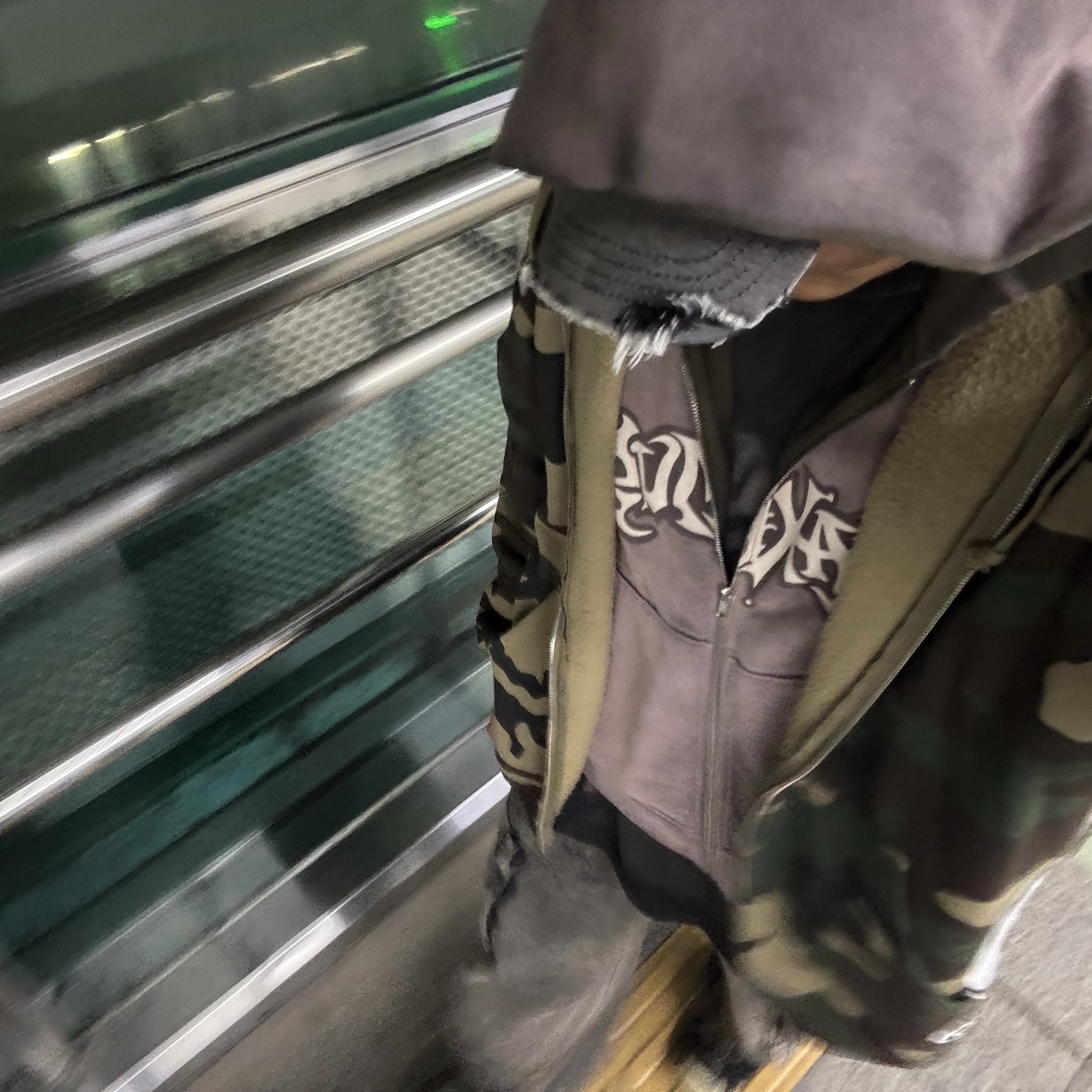 Supreme Big Logo Zip Up Hooded Sweatshirt Woodland Camo - 25SS, Zara Utility Cargo Jeans Black 착용 스타일