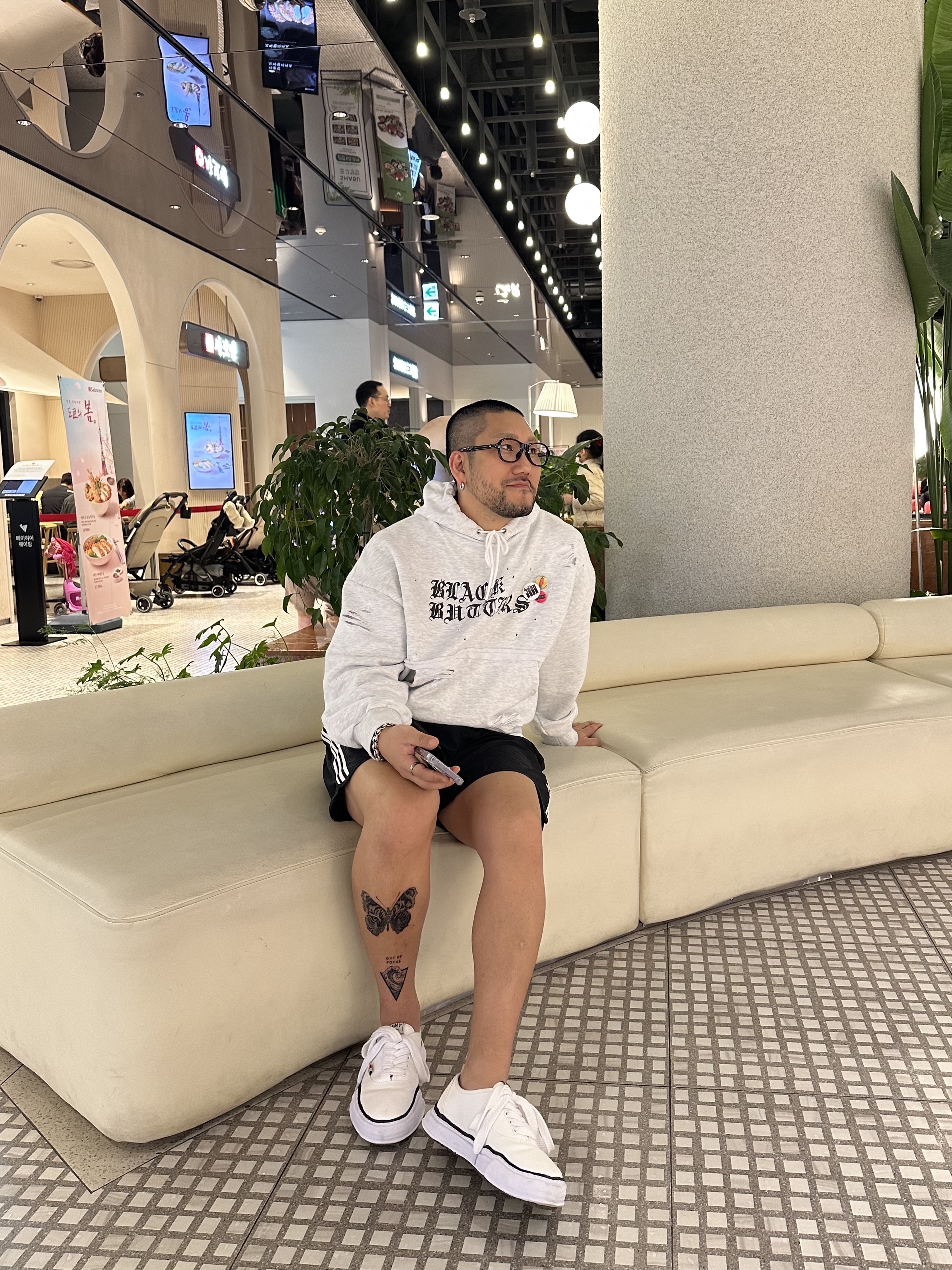 Maison Mihara Yasuhiro Baker OG Sole Canvas Low Cut Sneakers White, Adidas Adicolor Classic Sprinter Shorts Black - KR Sizing 착용 스타일 - 2