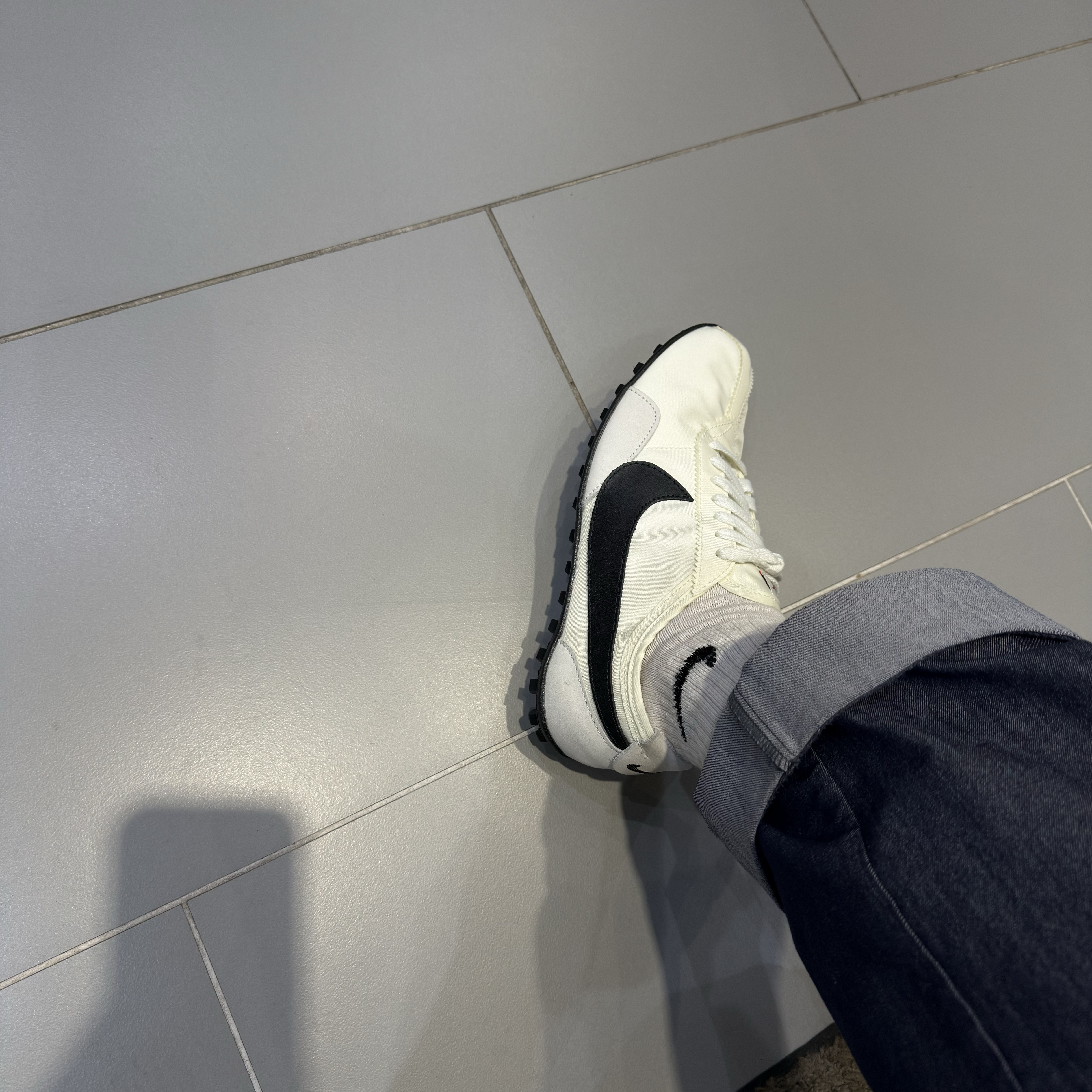 (W) Nike Moon Shoe Soft Pearl and Black 착용 스타일 - 2