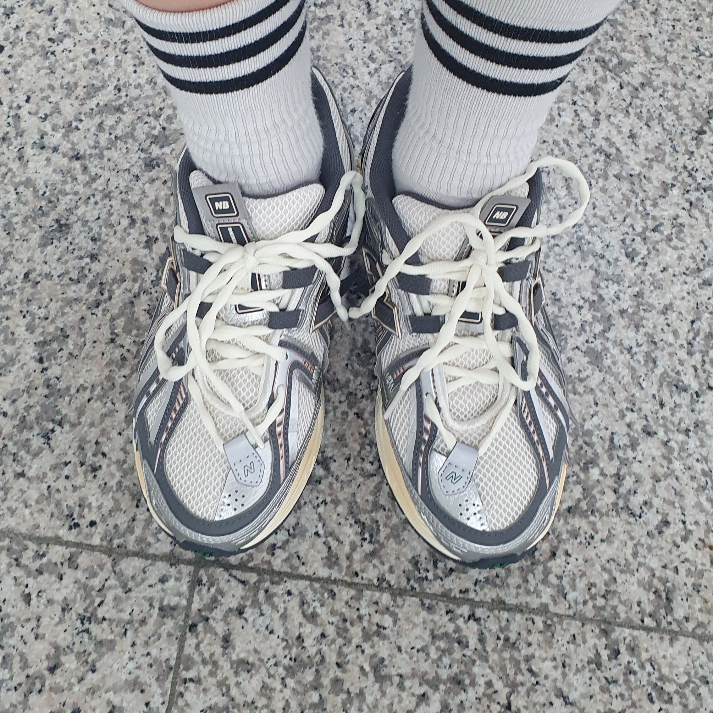 New Balance 1906A Silver Metallic Castlerock 착용 스타일