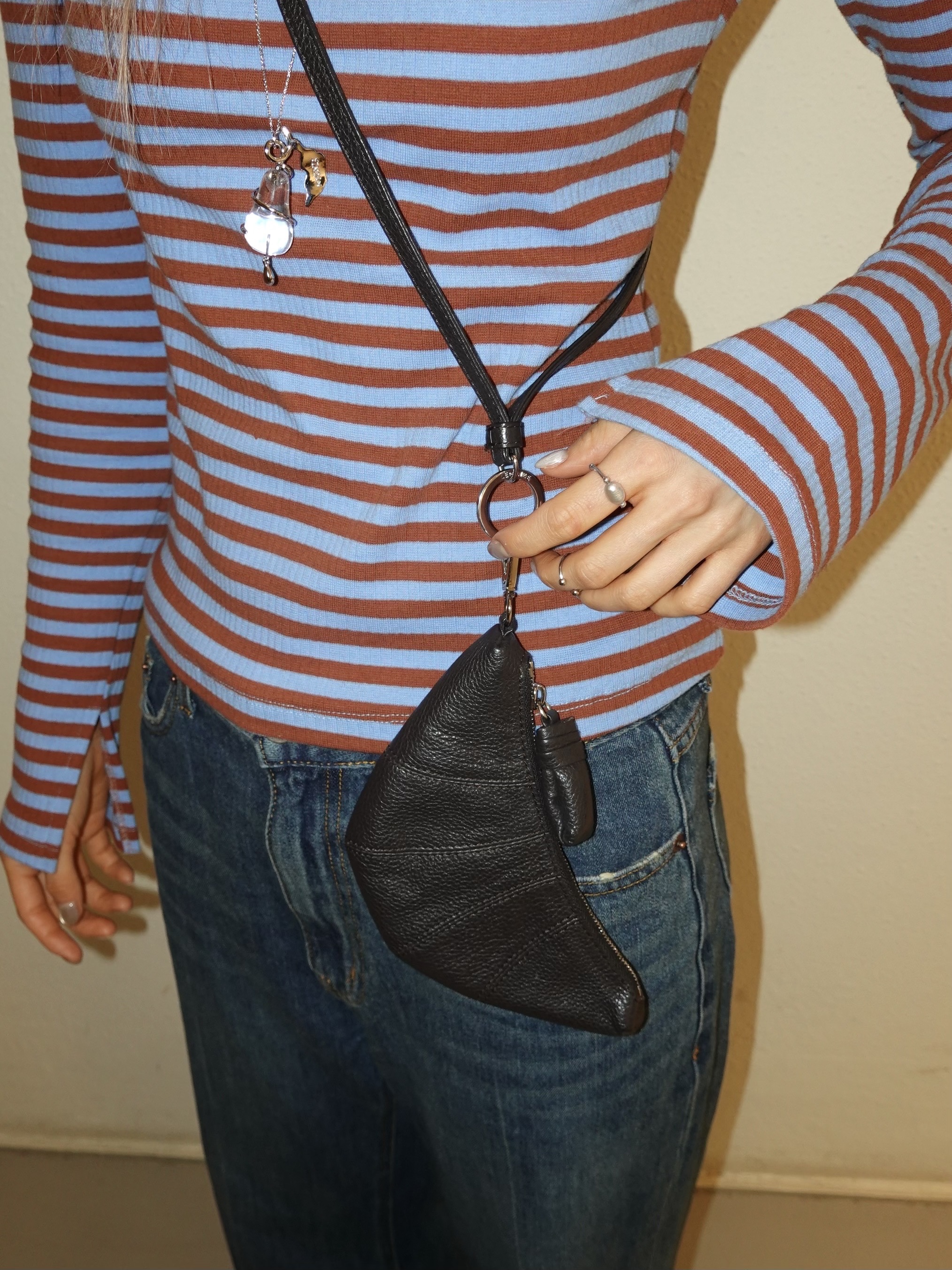Lemaire Soft Grained Leather Mini Croissant Key Holder Dark Chocolate 착용 스타일 - 5