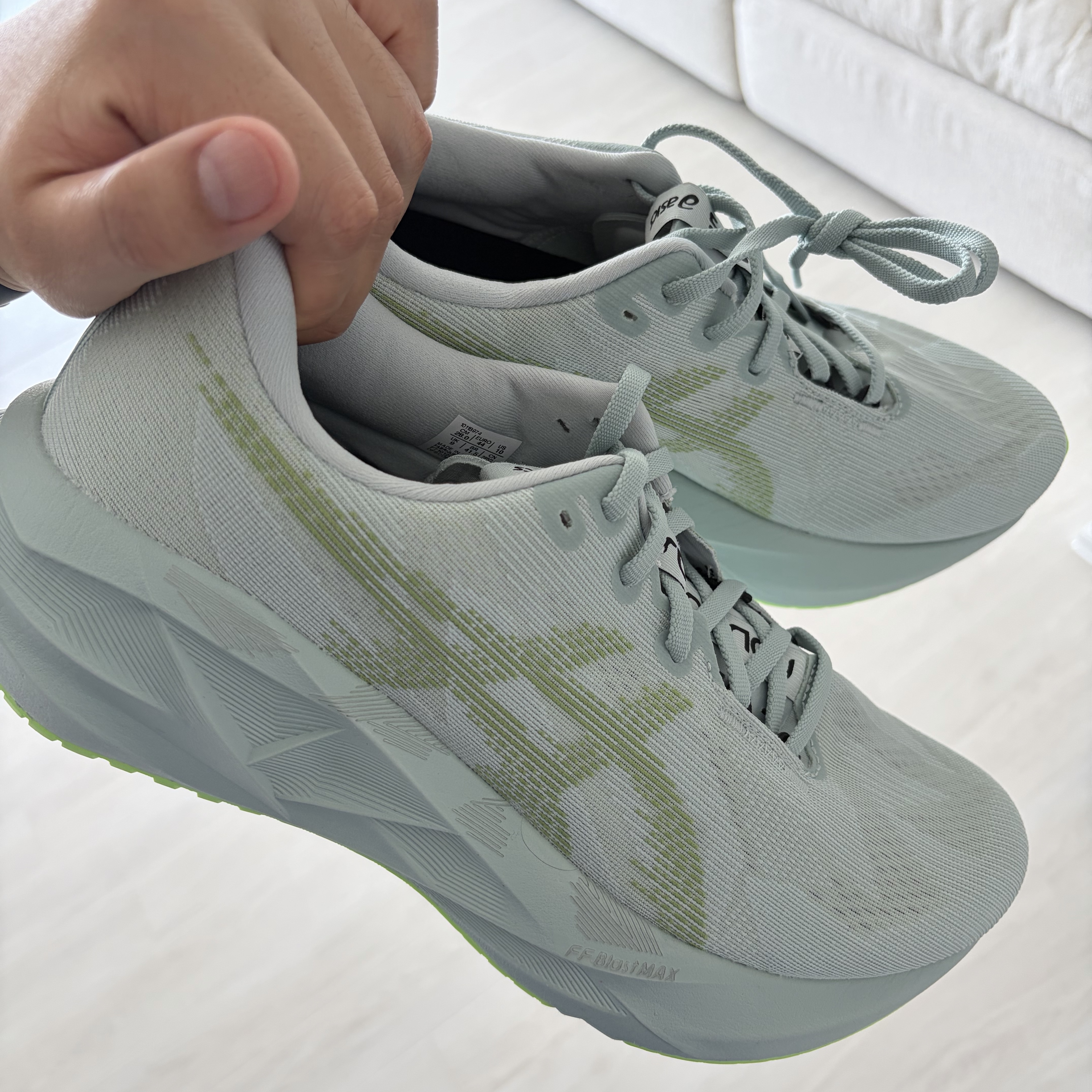 Asics Novablast 5 Cold Moss Light Orange 착용 스타일