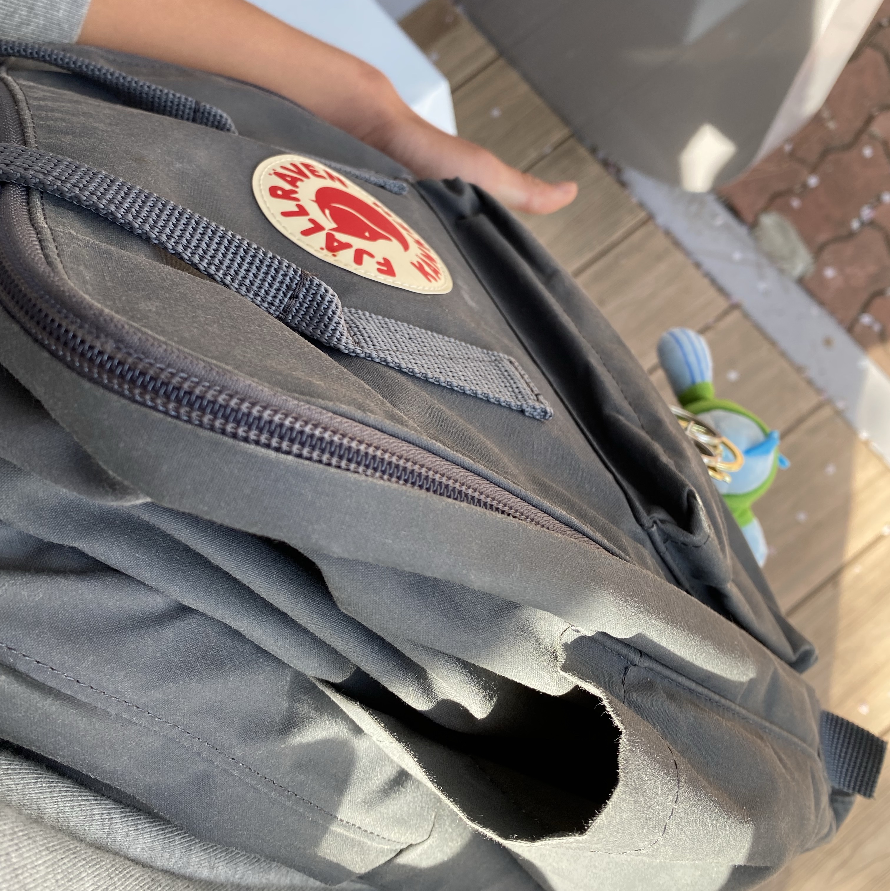 Fjallraven Kanken Grey 착용 스타일