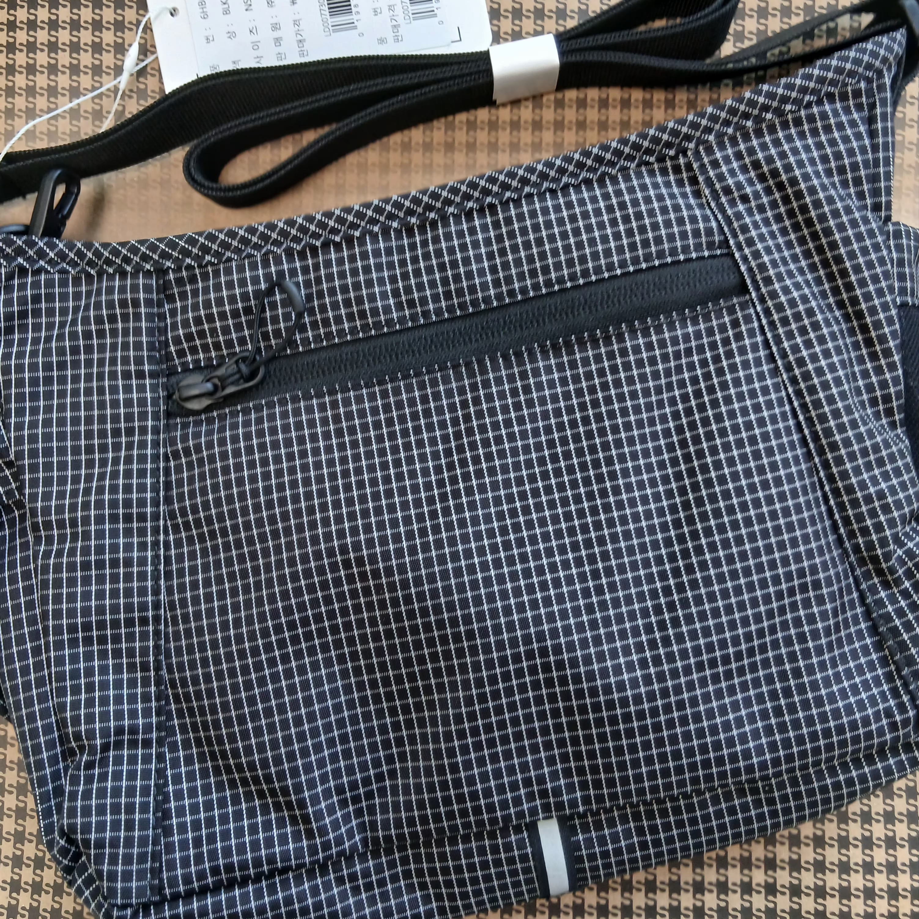 Salomon Clip Lock Crossbody Bag M Black, Salomon Clip Lock Crossbody Bag L Black 착용 스타일 - 2