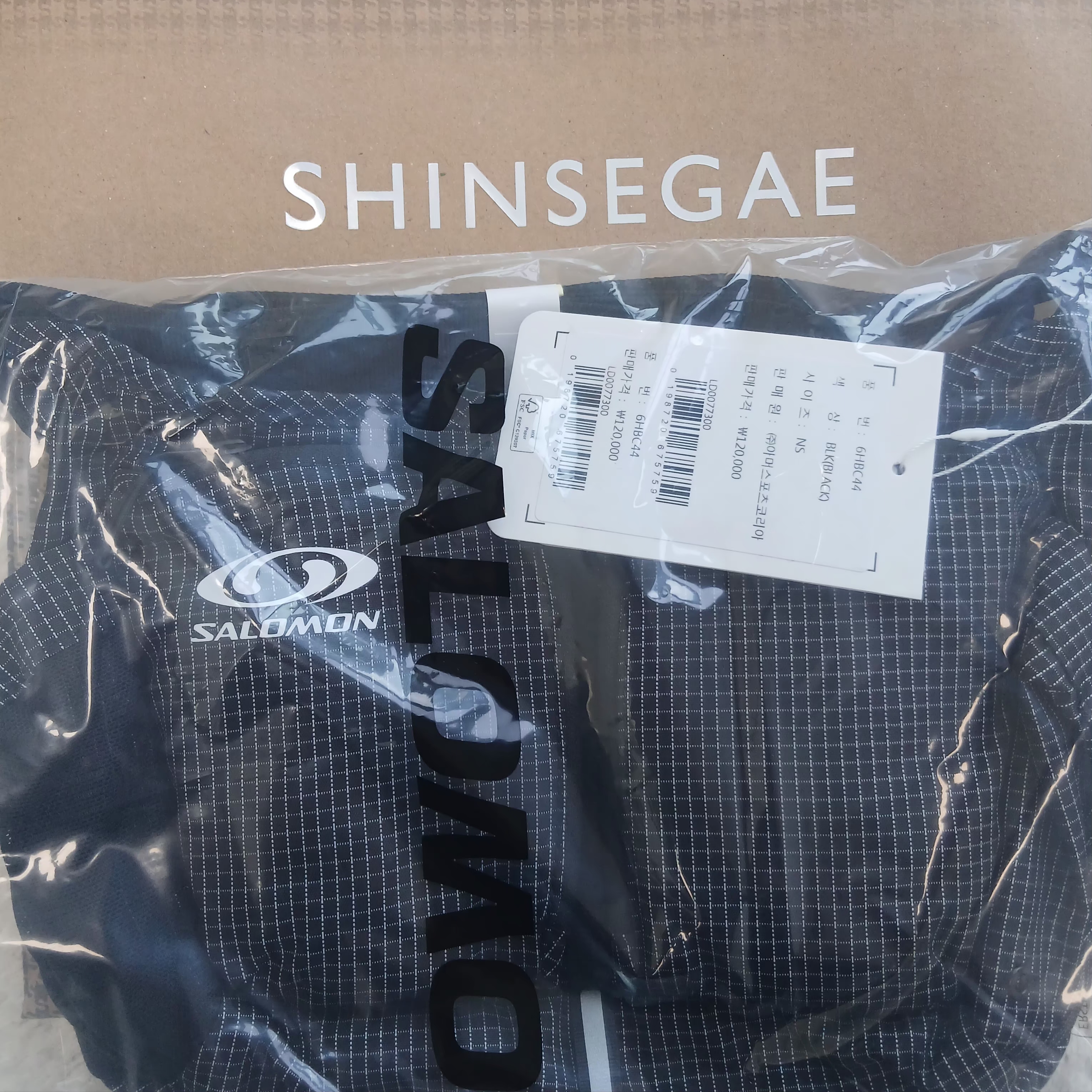 Salomon Clip Lock Crossbody Bag M Black, Salomon Clip Lock Crossbody Bag L Black 착용 스타일 - 4