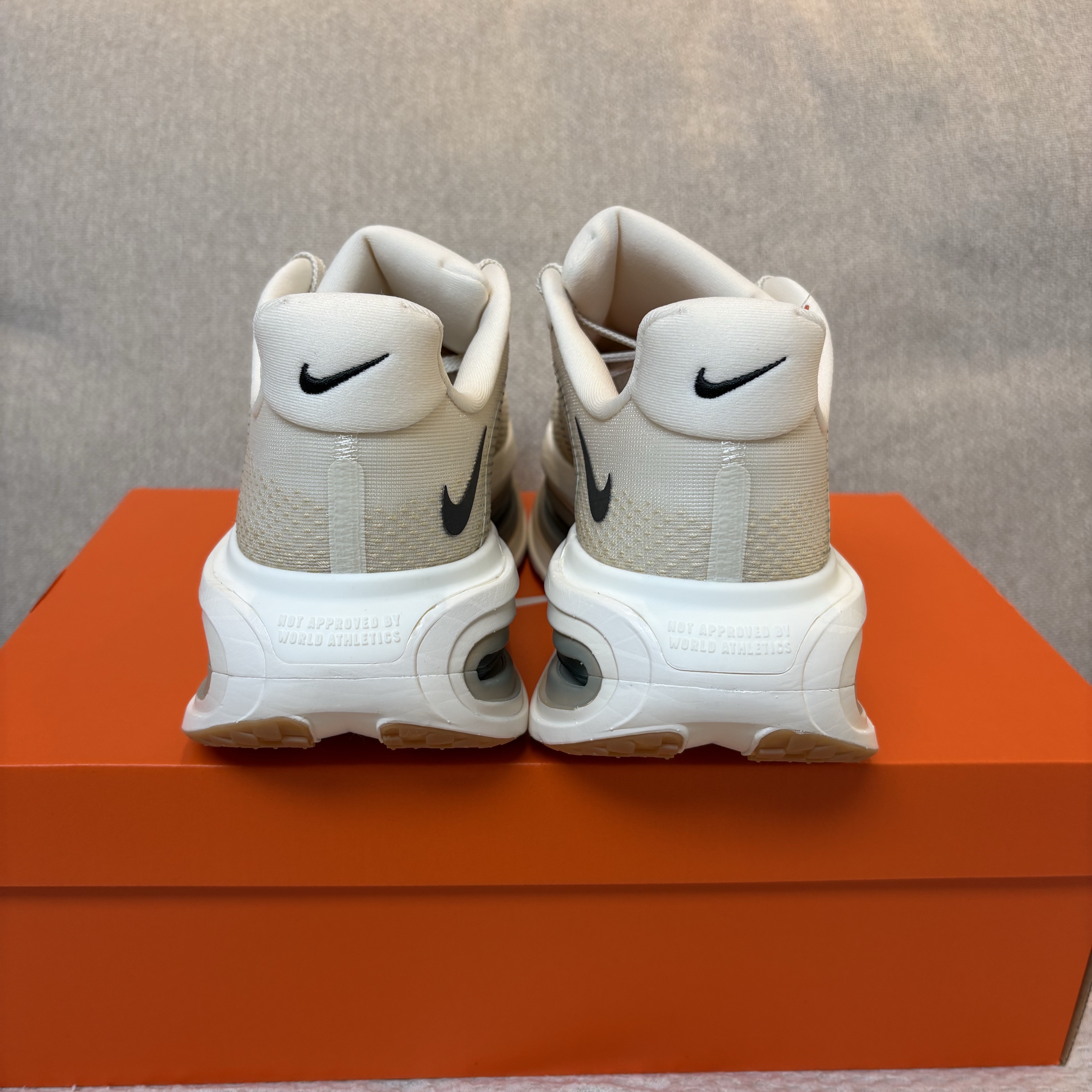Nike Vomero Premium Pale Ivory Sand Drift 착용 스타일 - 5