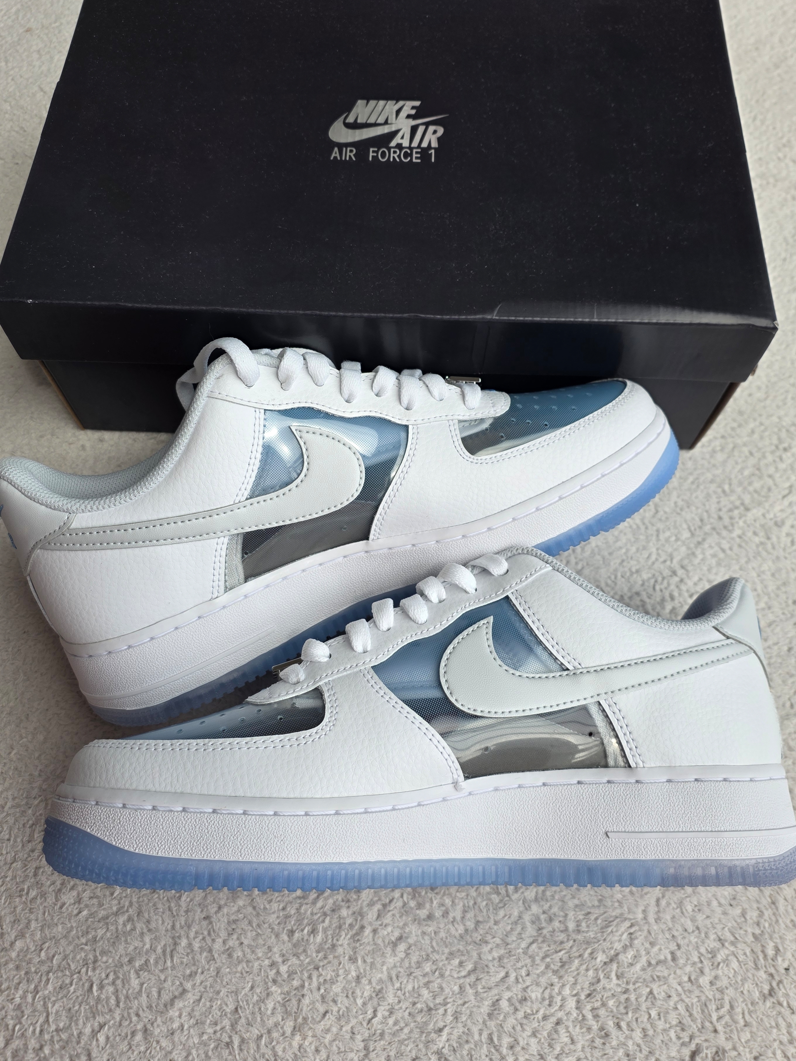 Nike Air Force 1 White and University Blue 착용 스타일 - 1