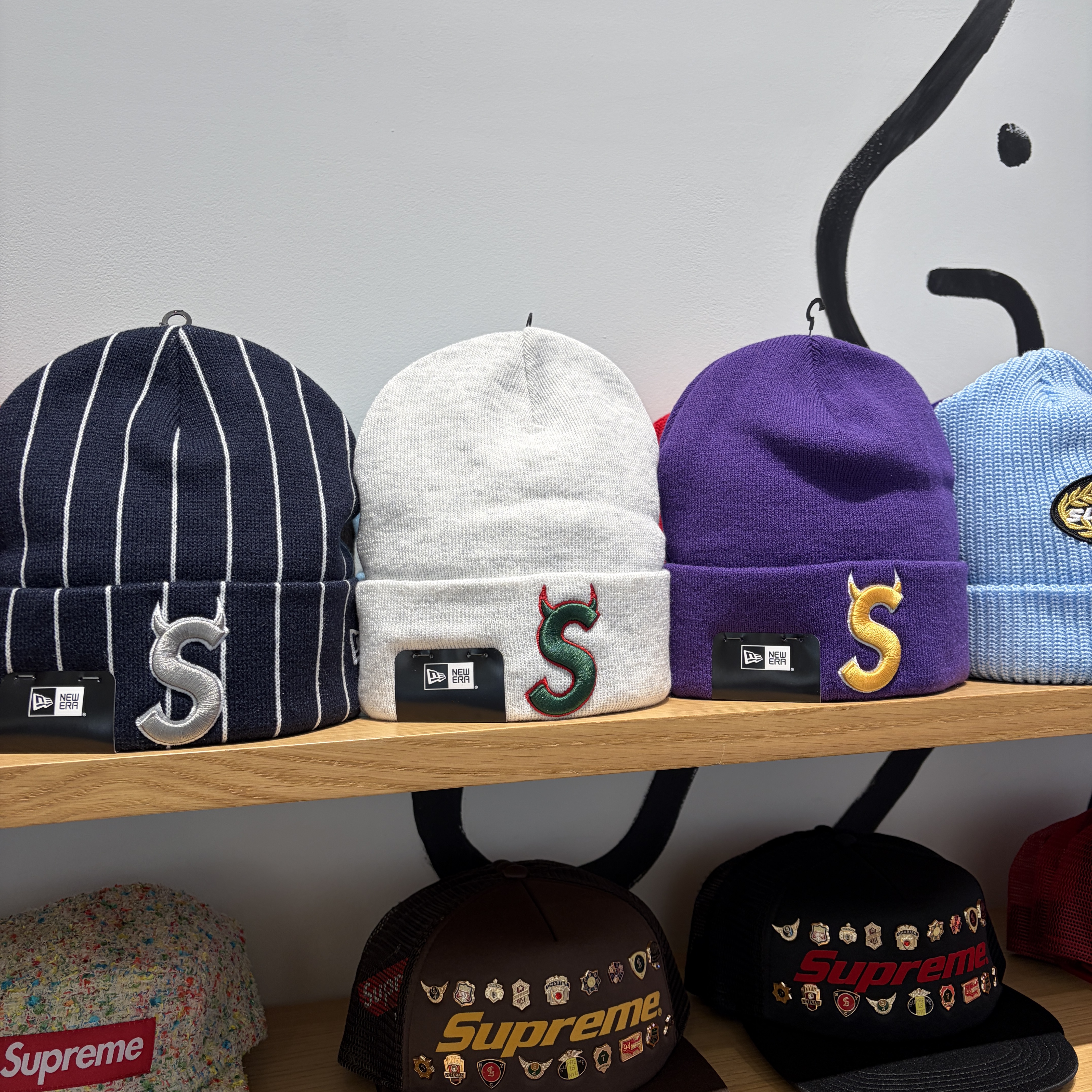 Supreme New Era Devil S Logo Beanie Stripe - 26SS, Supreme New Era Devil S Logo Beanie Ash Grey - 26SS 착용 스타일