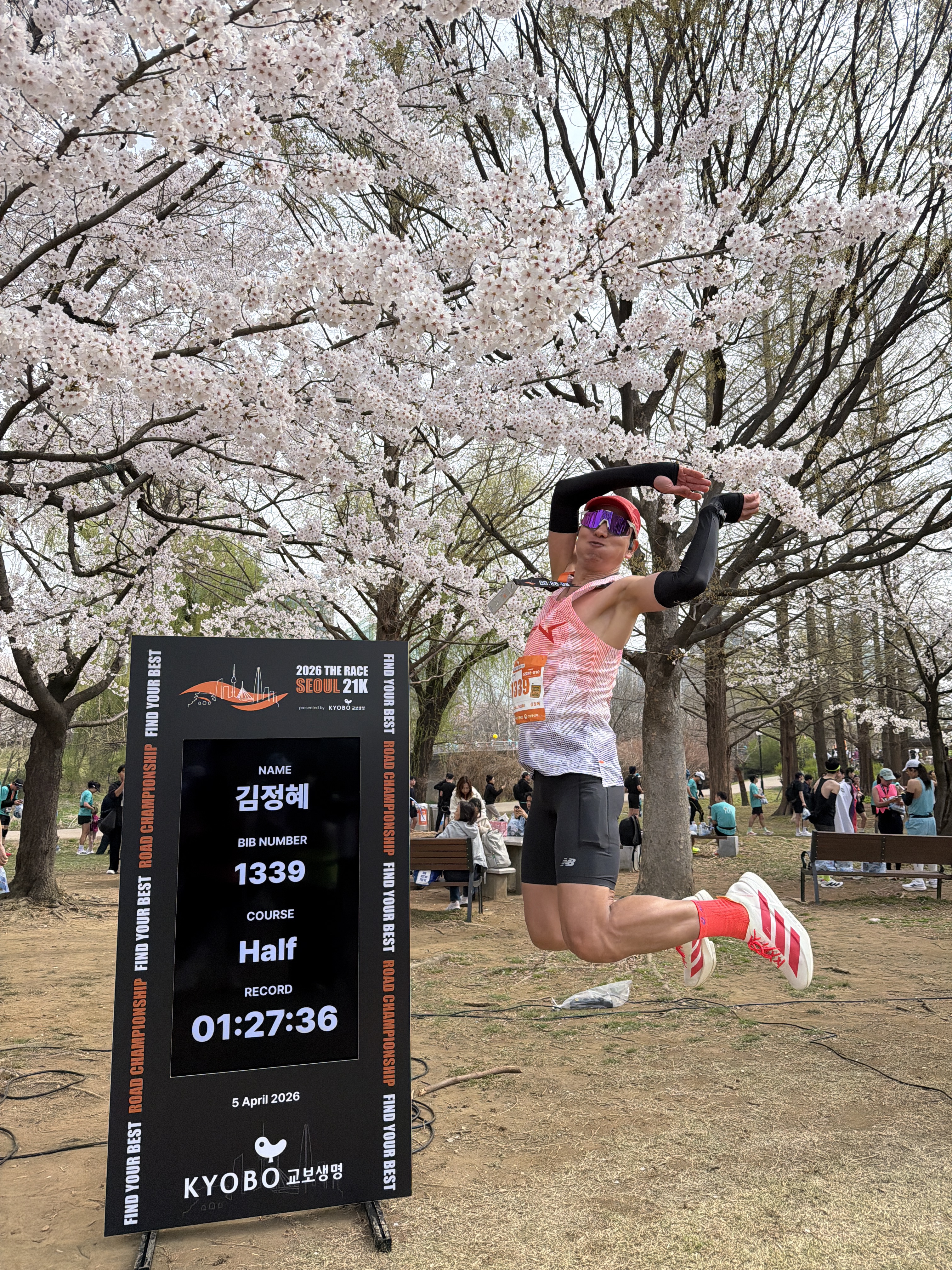Asics Metaspeed Singlet Flash Red, Adidas Adizero Adios Pro 4 Off White Semi Lucid Red 착용 스타일 - 4