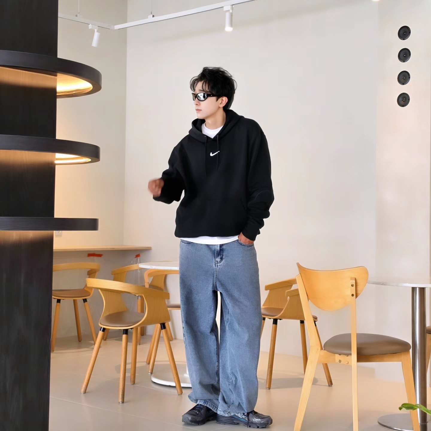Nike x Drake Nocta Fleece Hoodie Black (FN7659-010), NOMANUAL Raw Vision Denim Pants White Blue 착용 스타일 - 6