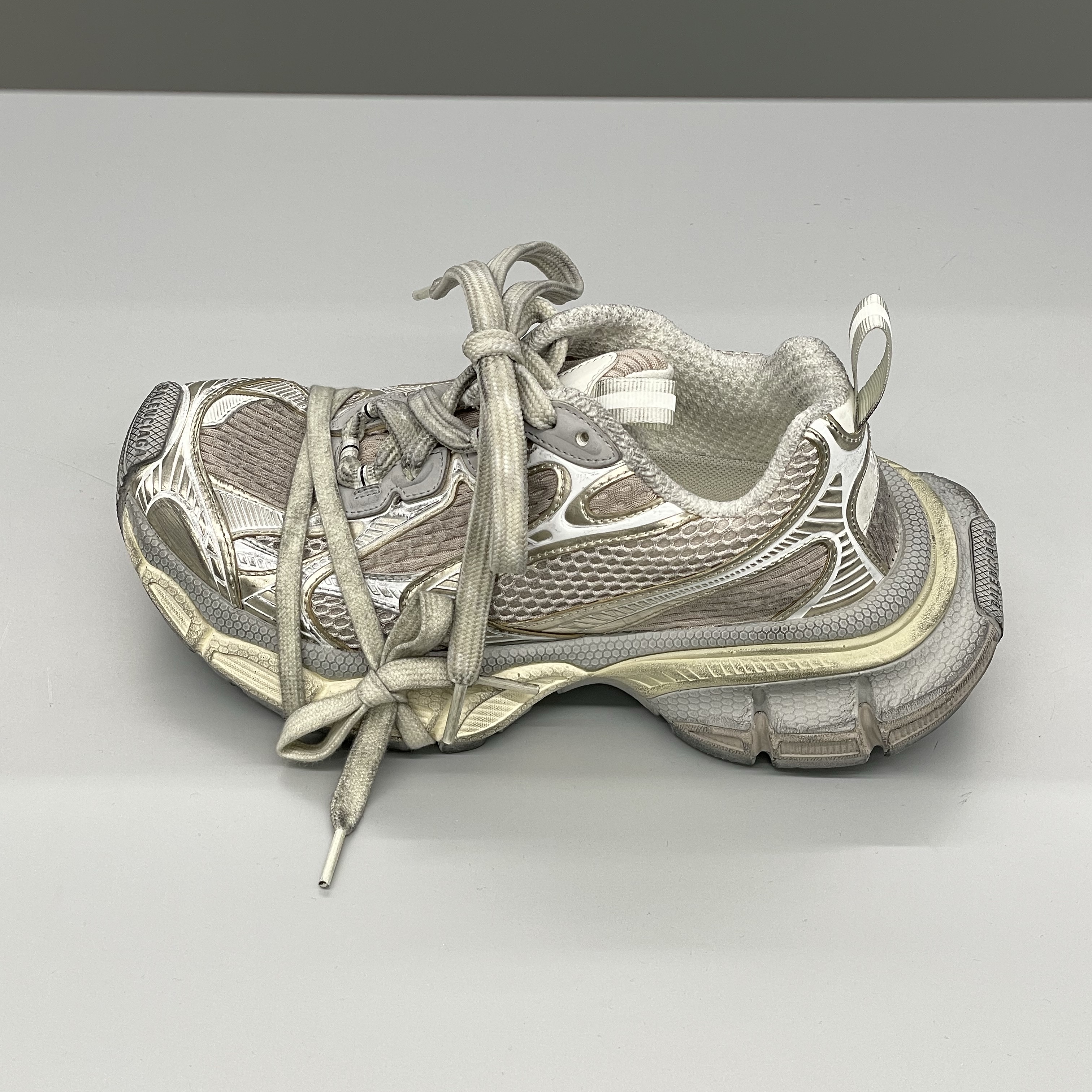Balenciaga 3XL Sneakers Light Beige 착용 스타일