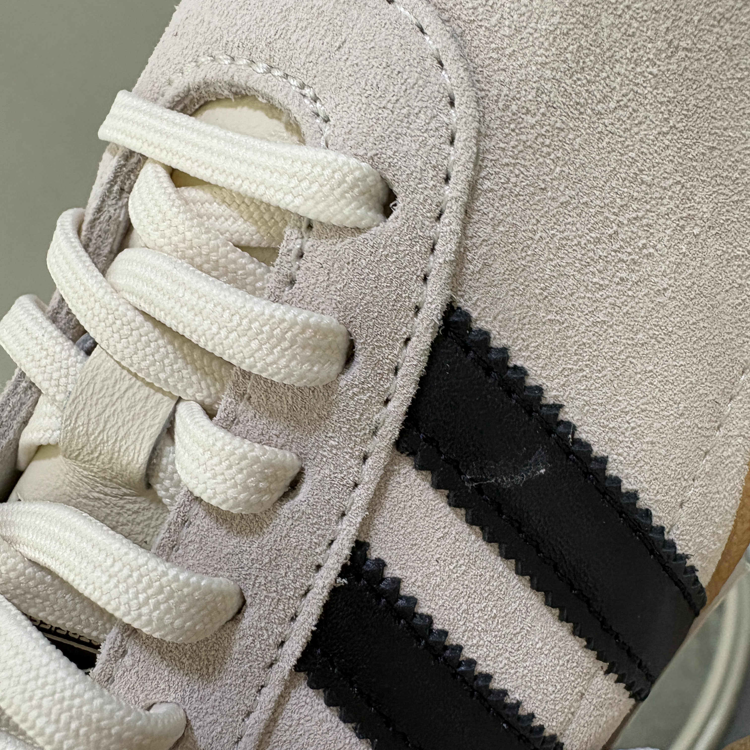 (W) Adidas Tokyo Off White Core Black 착용 스타일 - 2