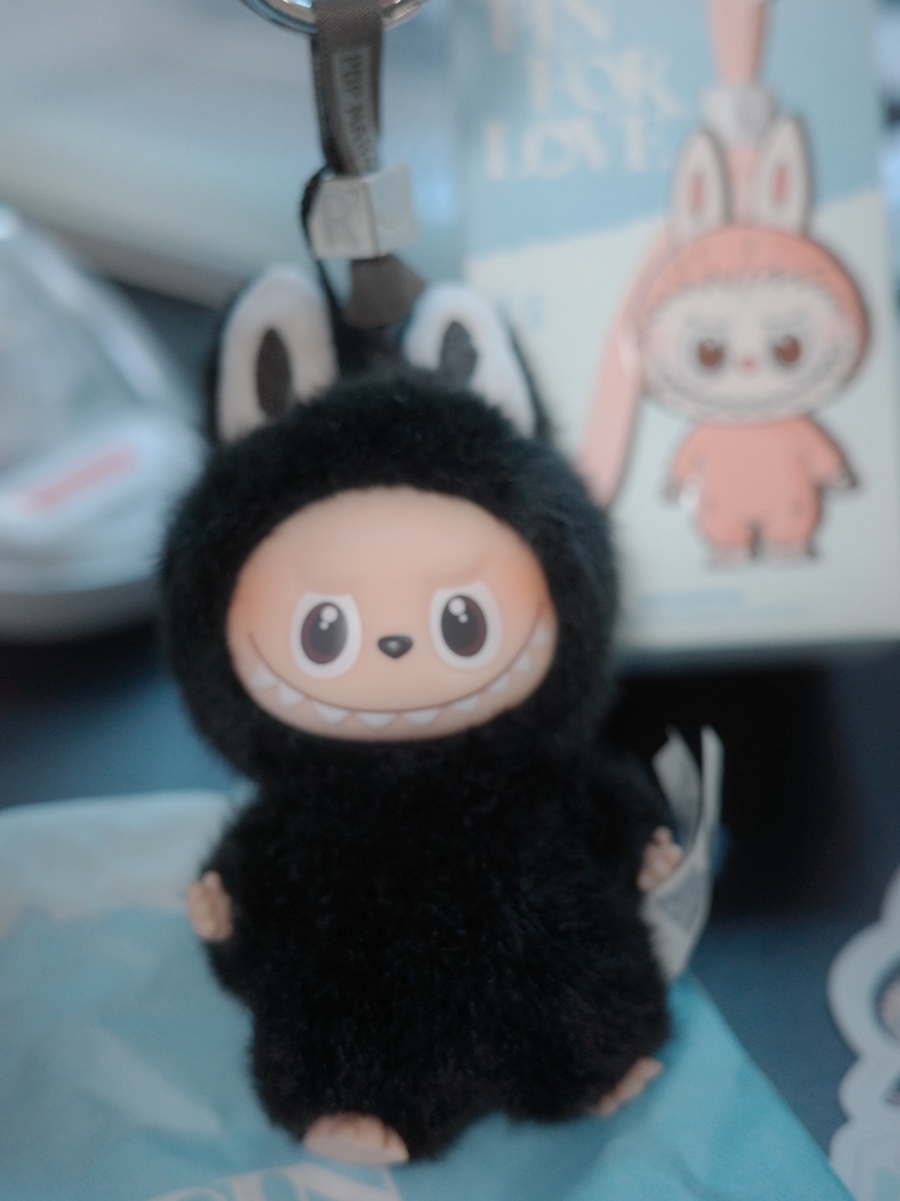 Pop Mart Labubu The Monsters Pin For Love Series Vinyl Plush Pendant (N-Z) R (Opened Case) 착용 스타일