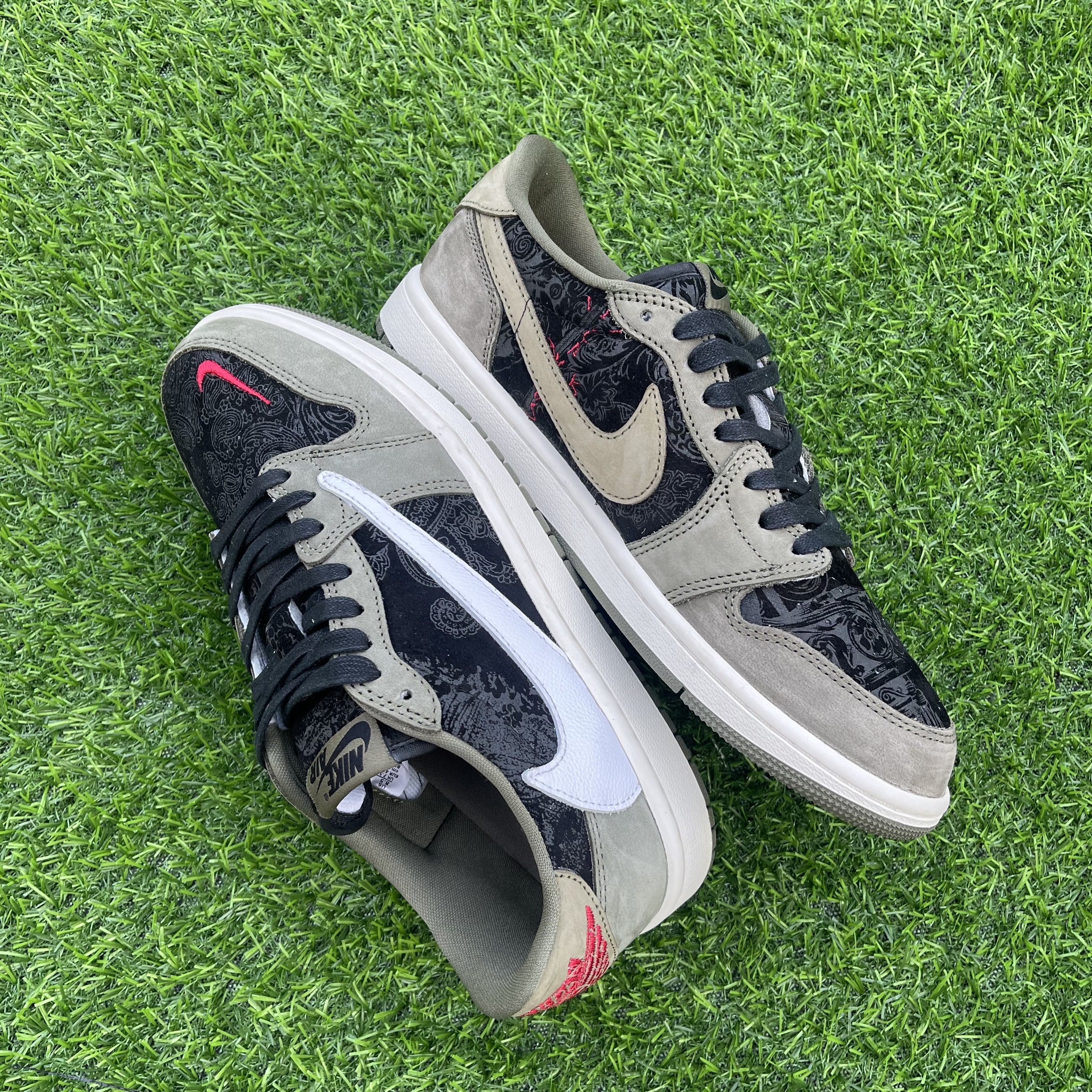 Jordan 1 Retro Low OG Medium Olive and Summit White 착용 스타일 - 1