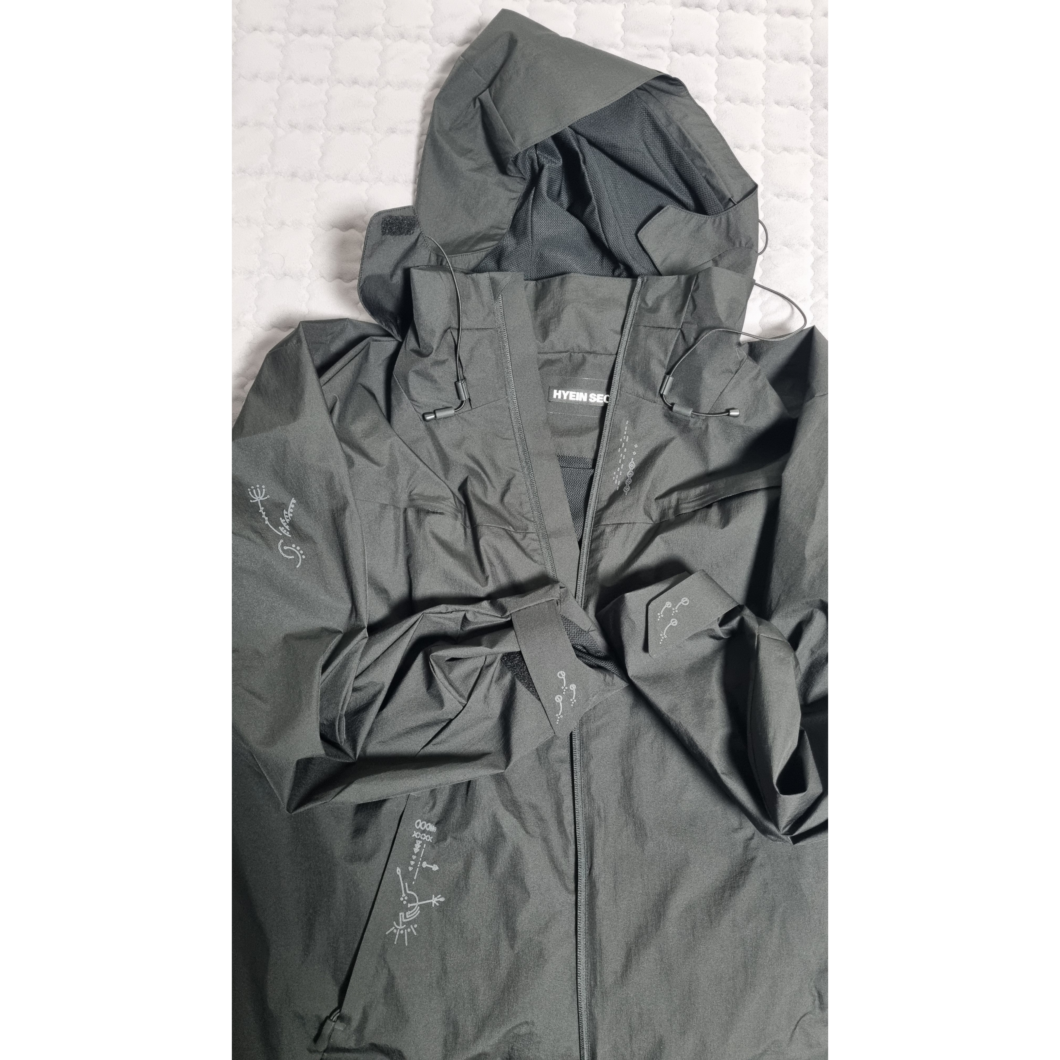 On Running x Post Archive Faction (Paf) Cloudmonster 2 Black Magnet, Polyteru Belted Cargo Pants 1.2v Black 착용 스타일 - 3