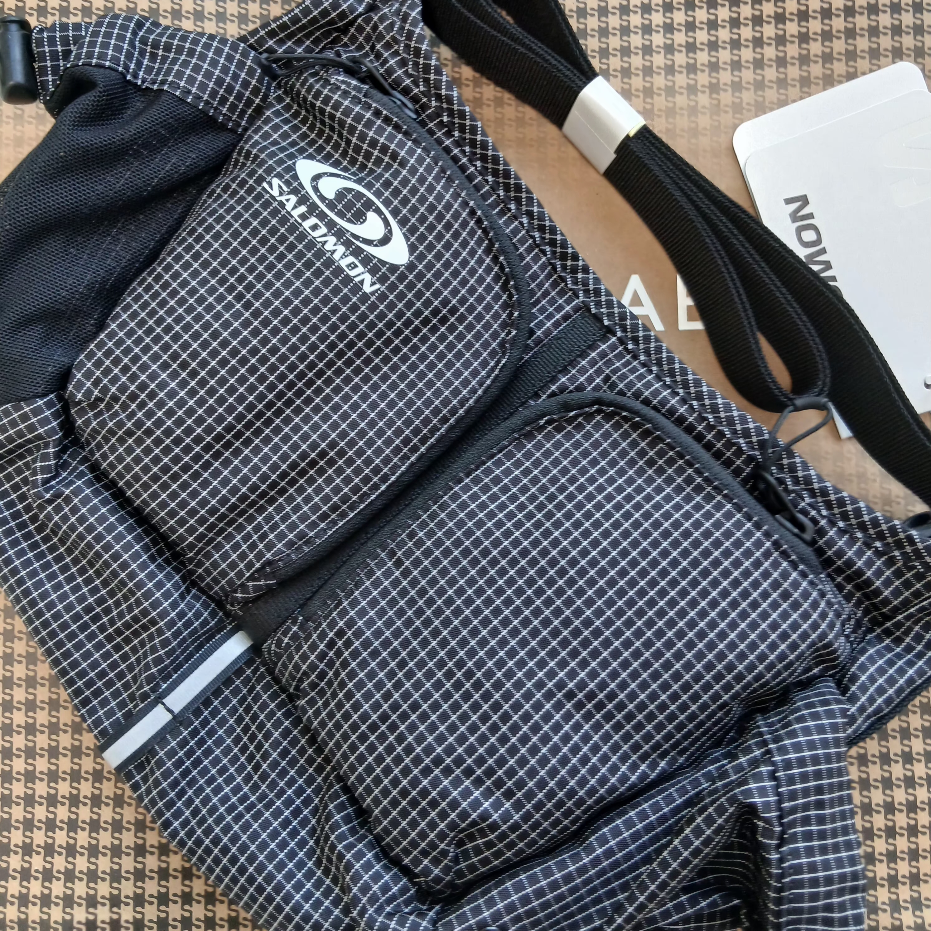 Salomon Clip Lock Crossbody Bag M Black, Salomon Clip Lock Crossbody Bag L Black 착용 스타일 - 1