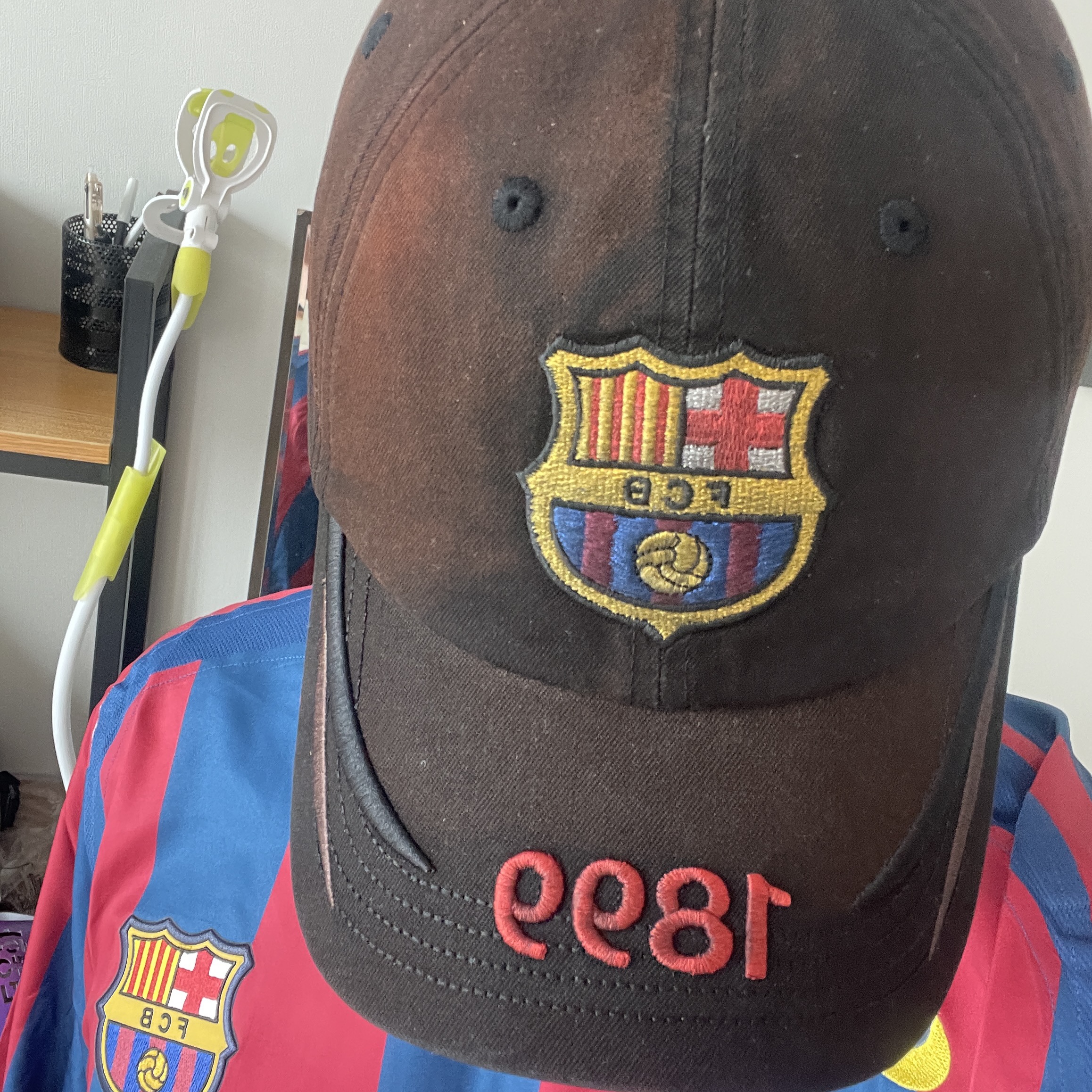 Travis Scott Cactus Jack FC Barcelona 899 Distressed Hat Multicolor 착용 스타일