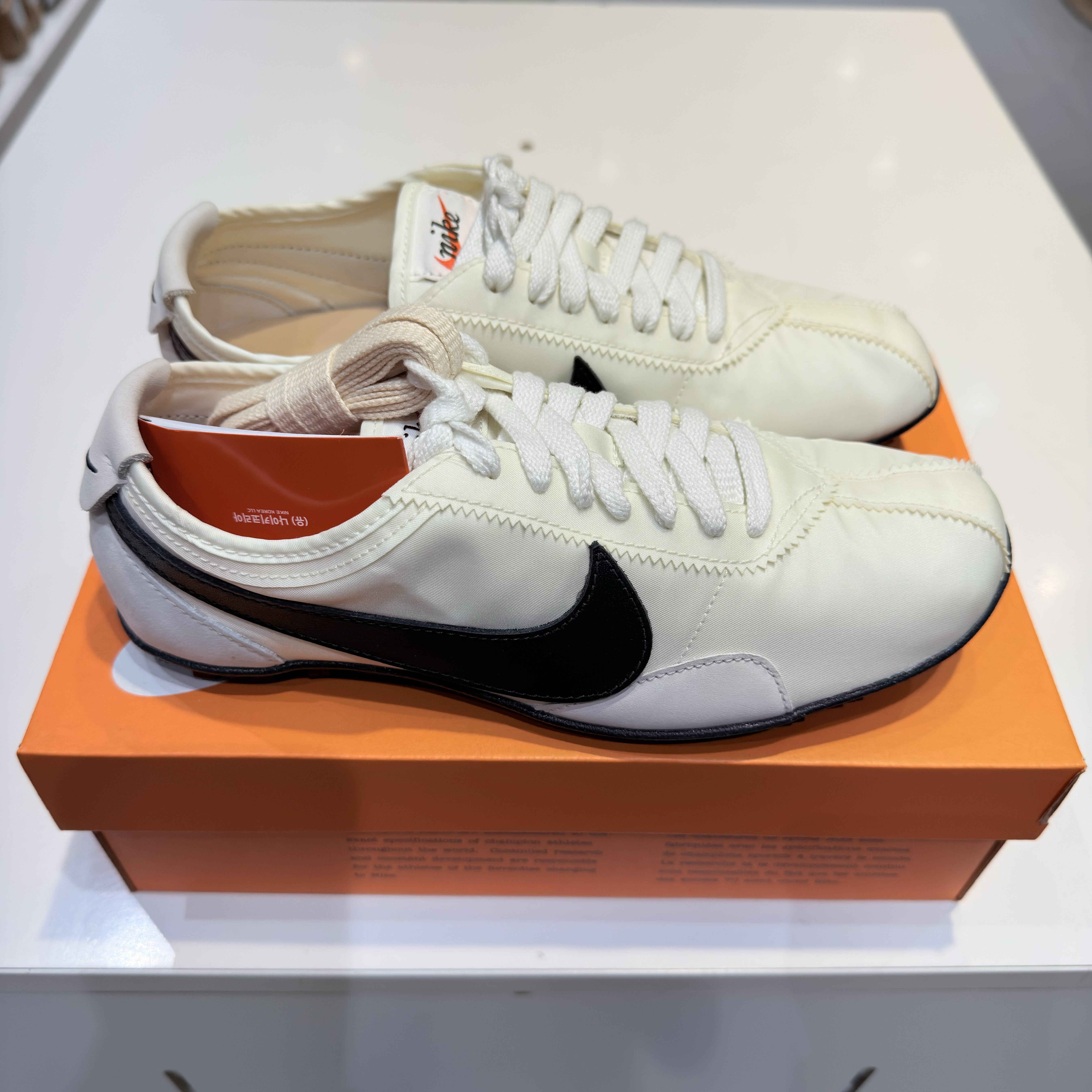 (W) Nike Moon Shoe Soft Pearl and Black 착용 스타일 - 4