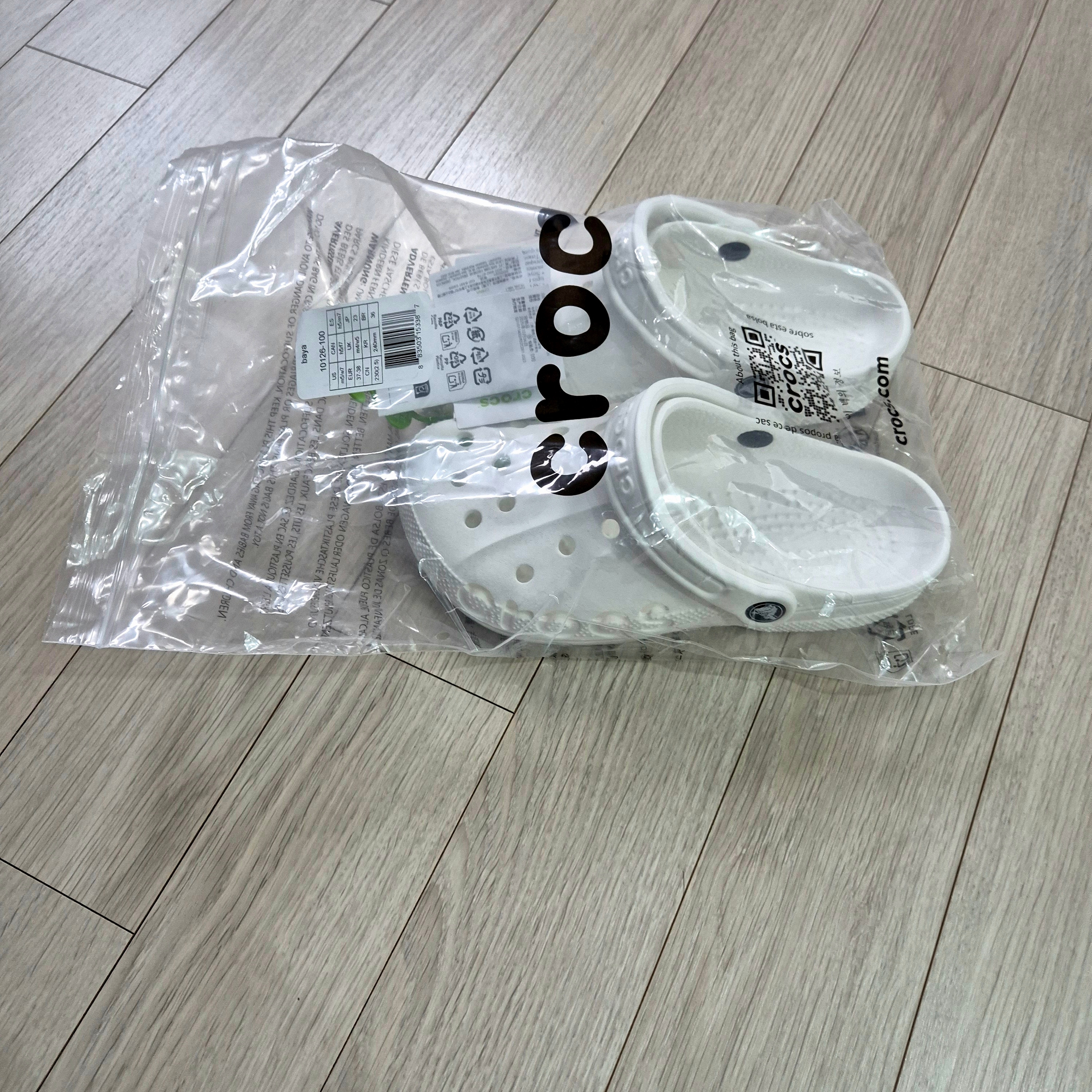 Crocs Classic Clog White 착용 스타일 - 2