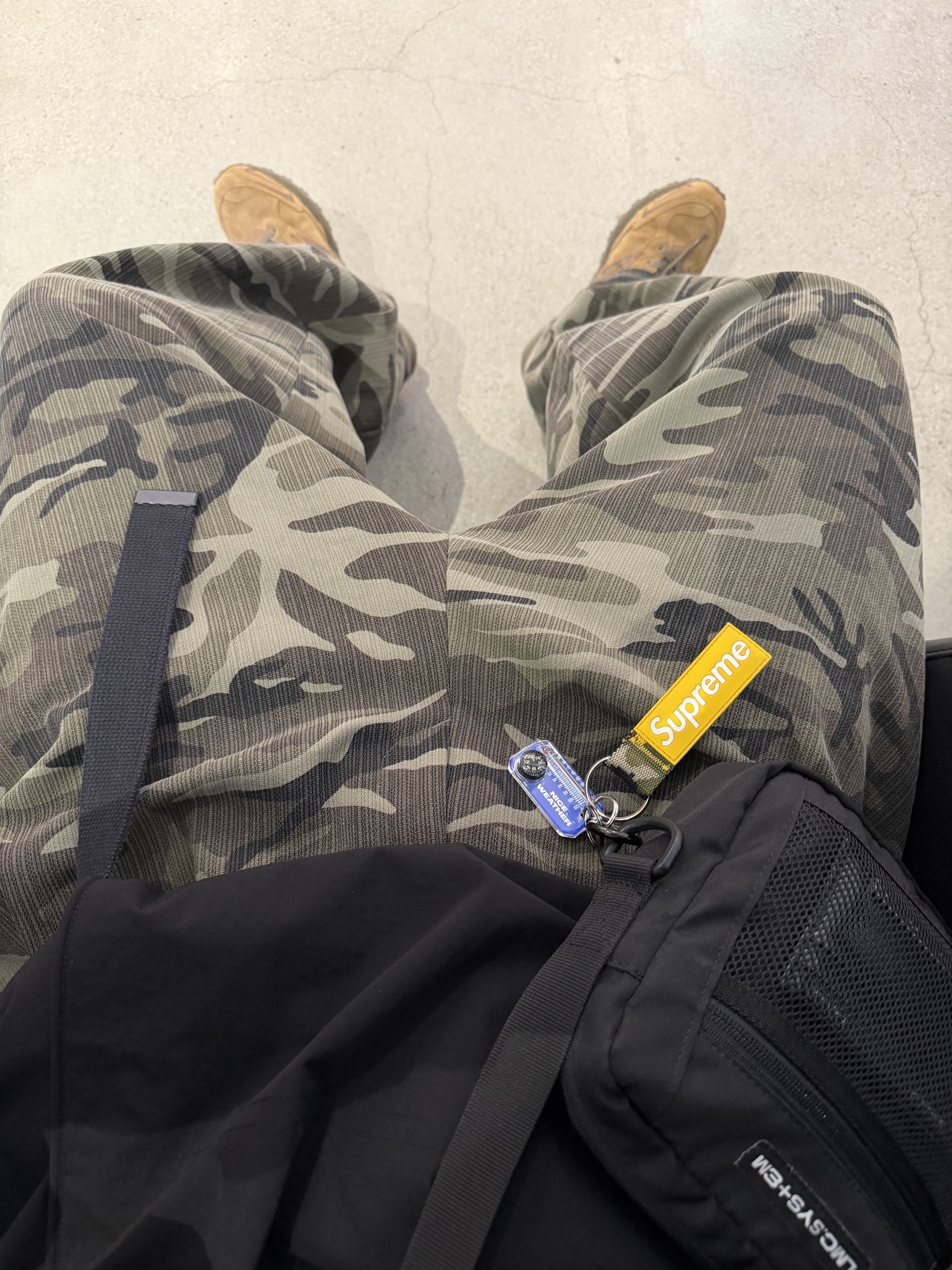 Darkr8m Studio Black Logo Cap, Supreme Webbing Keychain Yellow Camo - 23SS 착용 스타일 - 5