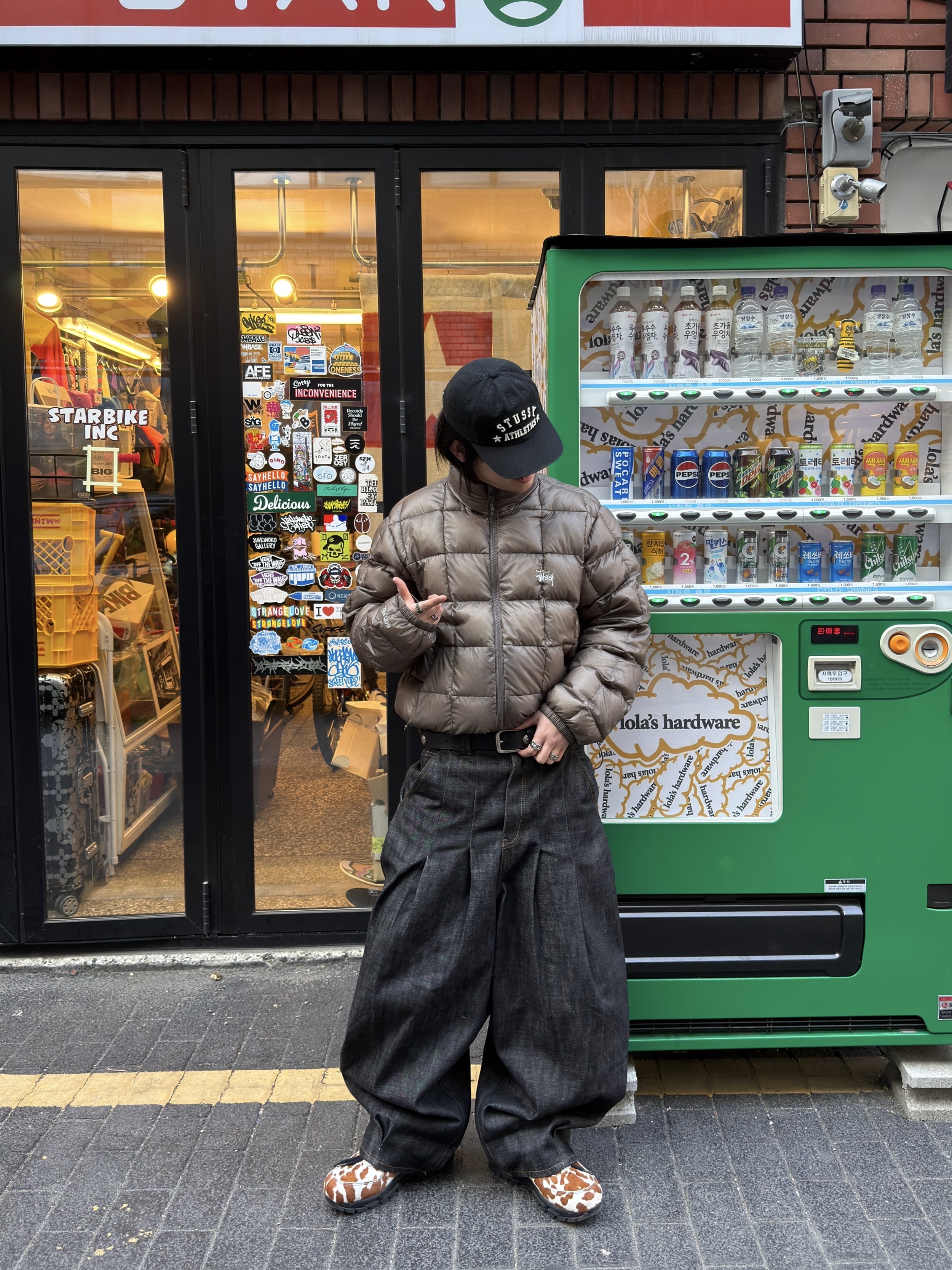 Stussy Midweight Puffer Olive, Nike Air Max Goadome QS Sail and Cacao Wow 착용 스타일 - 2