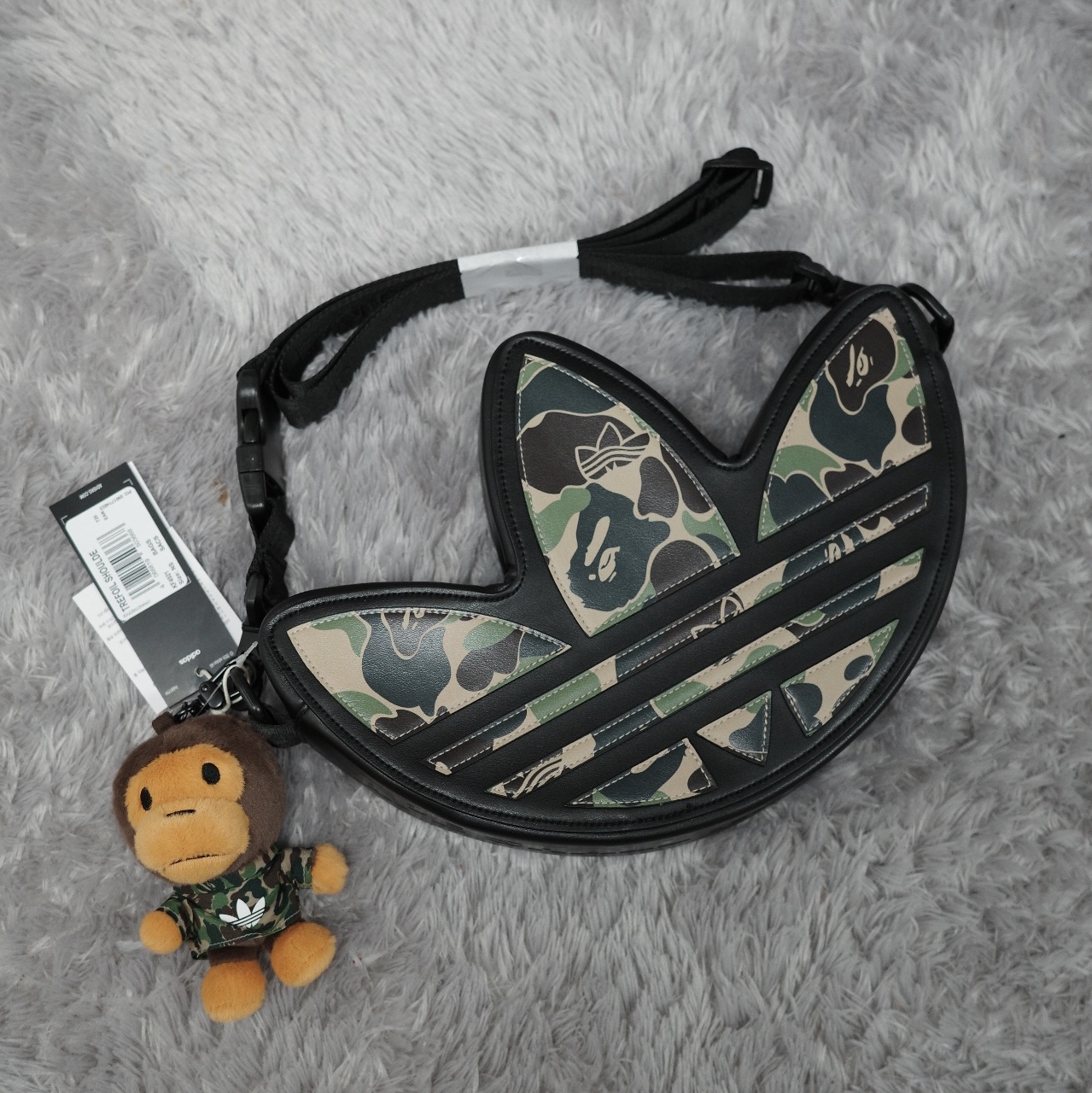 Adidas x BAPE Trefoil Shoulder Bag Black 착용 스타일 - 1