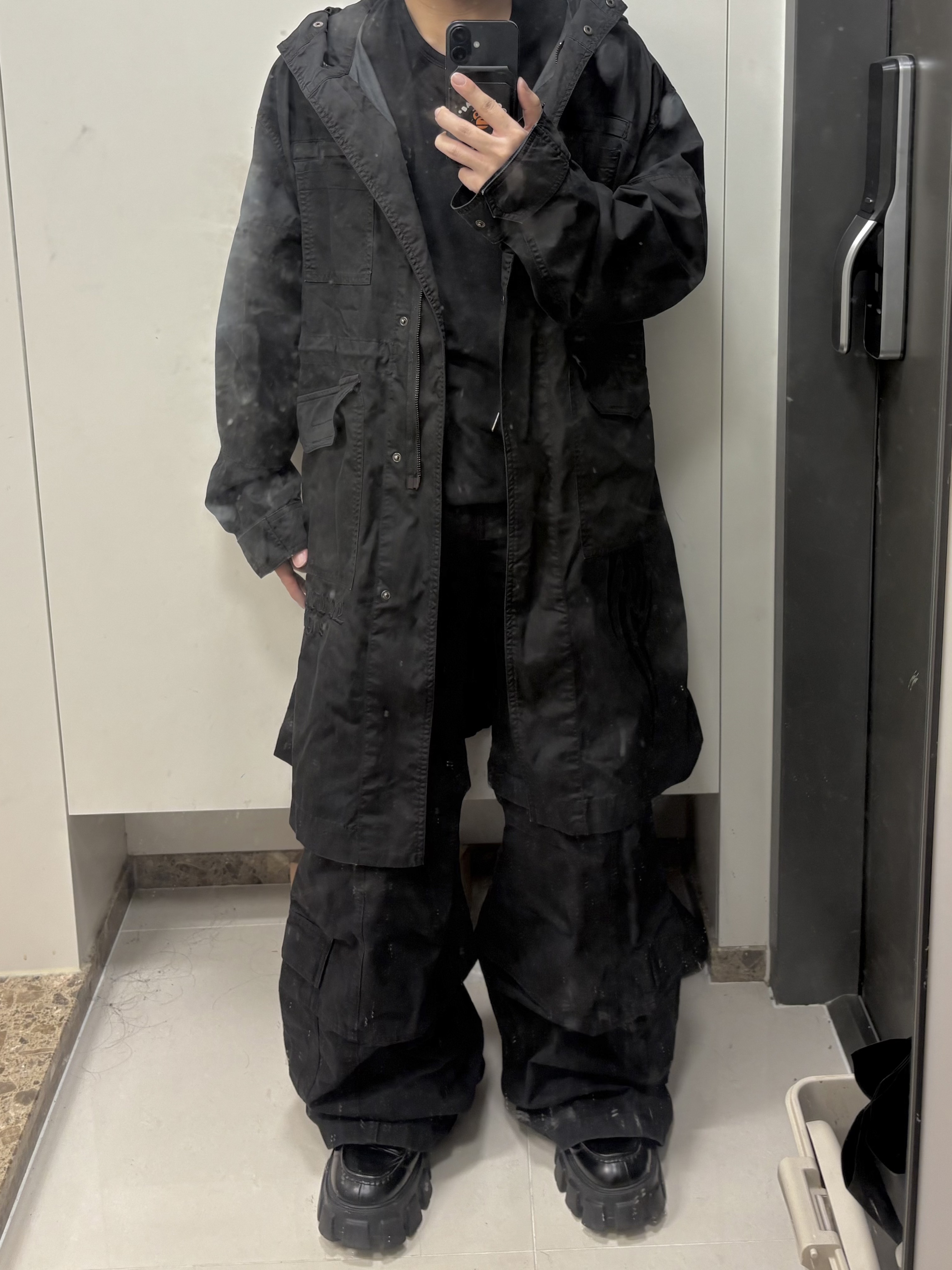 Balenciaga Flared Cargo Pants Black, Prada Monolith Brushed Leather Loafers Black 착용 스타일 - 1