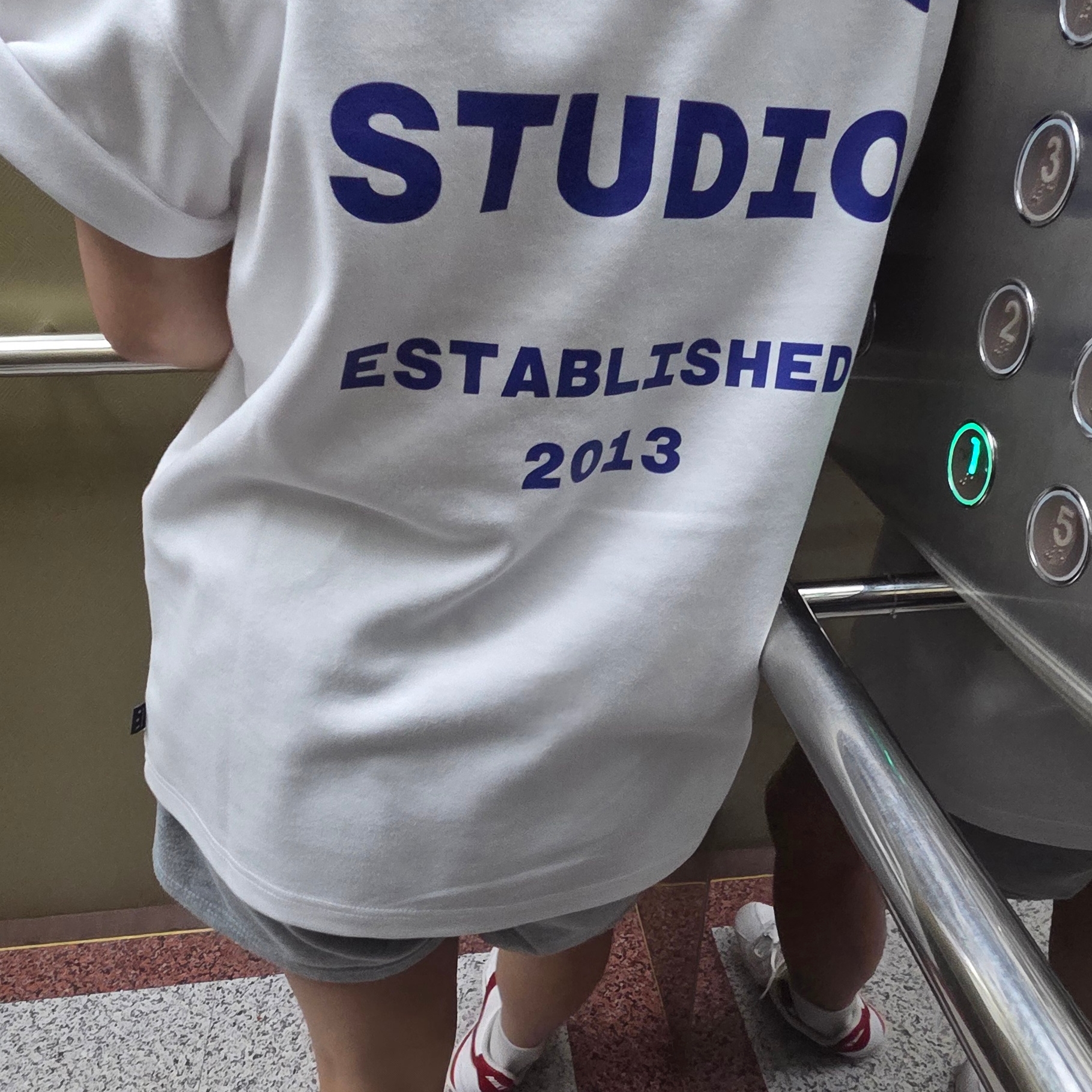 IAB Studio 26 IAB T-Shirt White Navy 착용 스타일 - 3