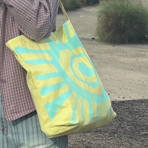 Hatchingroom x Mascompany Haema Bag Lemon 착용 스타일