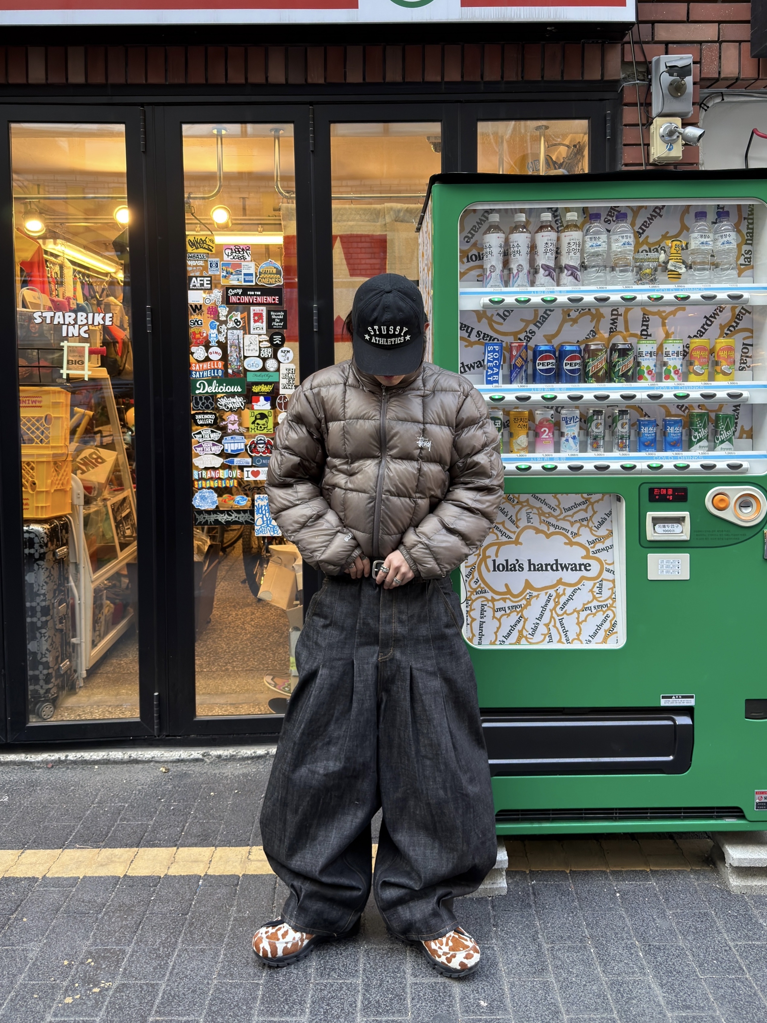Stussy Midweight Puffer Olive, Nike Air Max Goadome QS Sail and Cacao Wow 착용 스타일 - 3