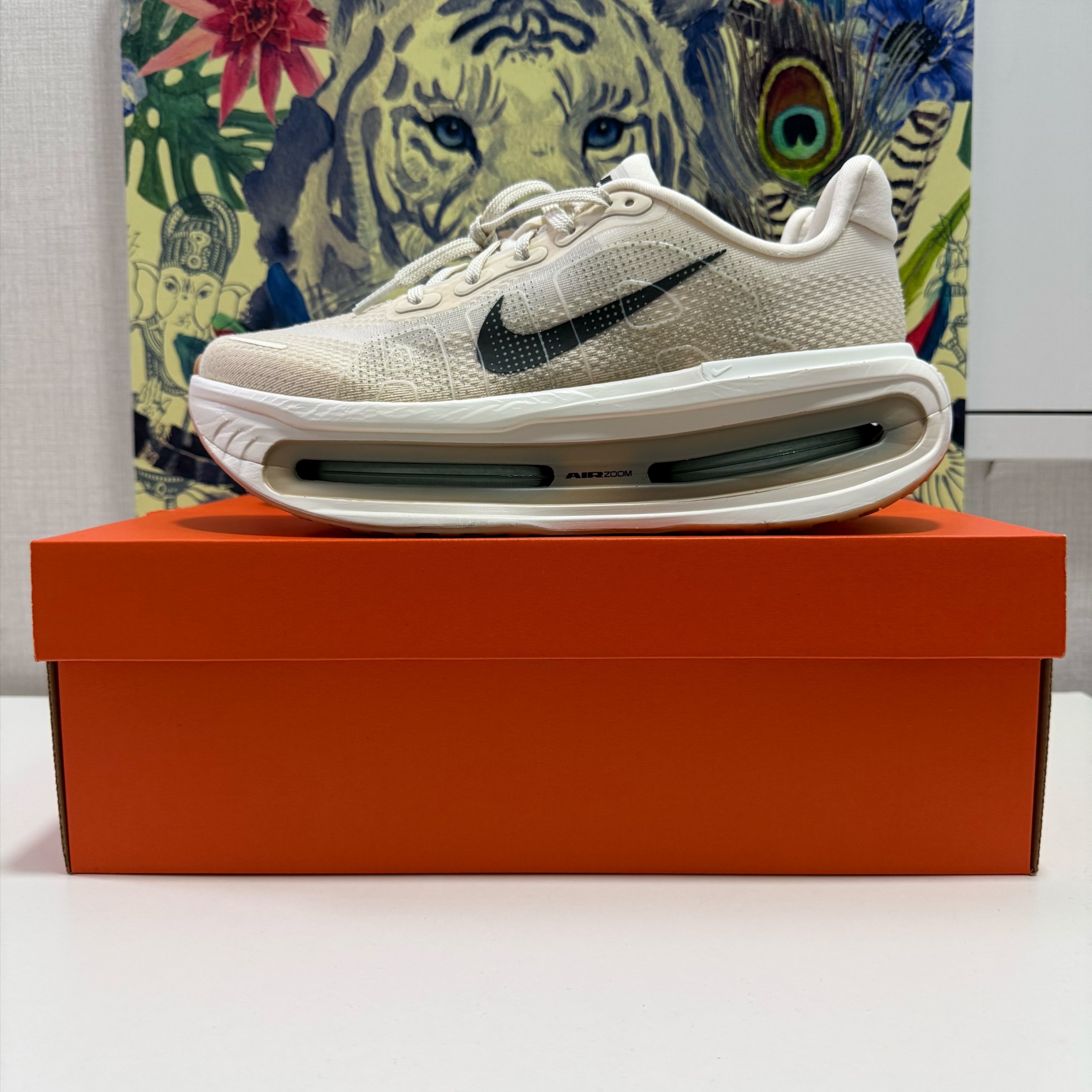 Nike Vomero Premium Pale Ivory Sand Drift, Nike x Stussy Air Zoom Spiridon Cage 2 Fossil 착용 스타일 - 1