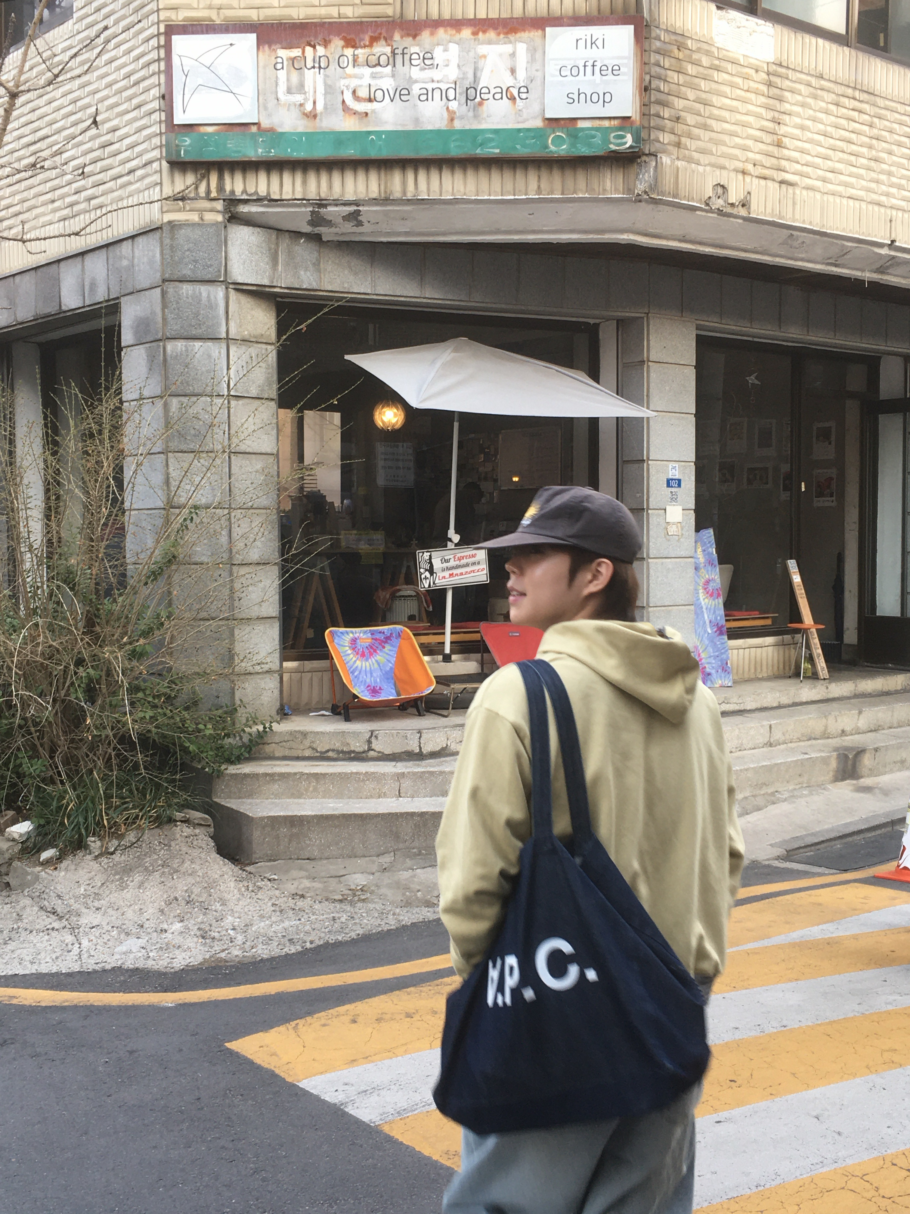 Asics Jog 100 T Black - 4E Extra Wide, A.P.C. Daniela Shopping Bag Indigo 착용 스타일 - 3