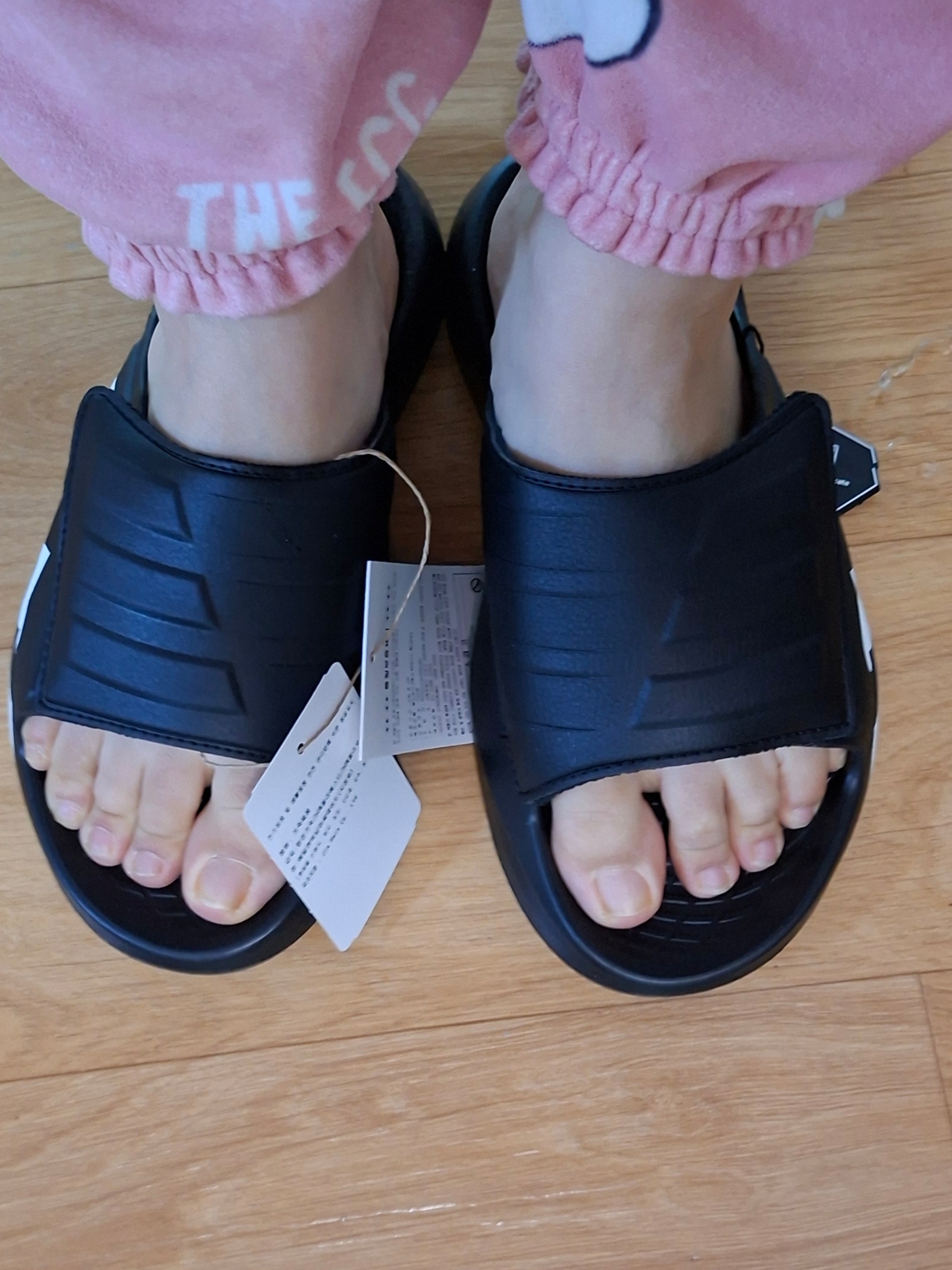 Adidas Lightblaze Slides Core Black Cloud White 착용 스타일 - 3