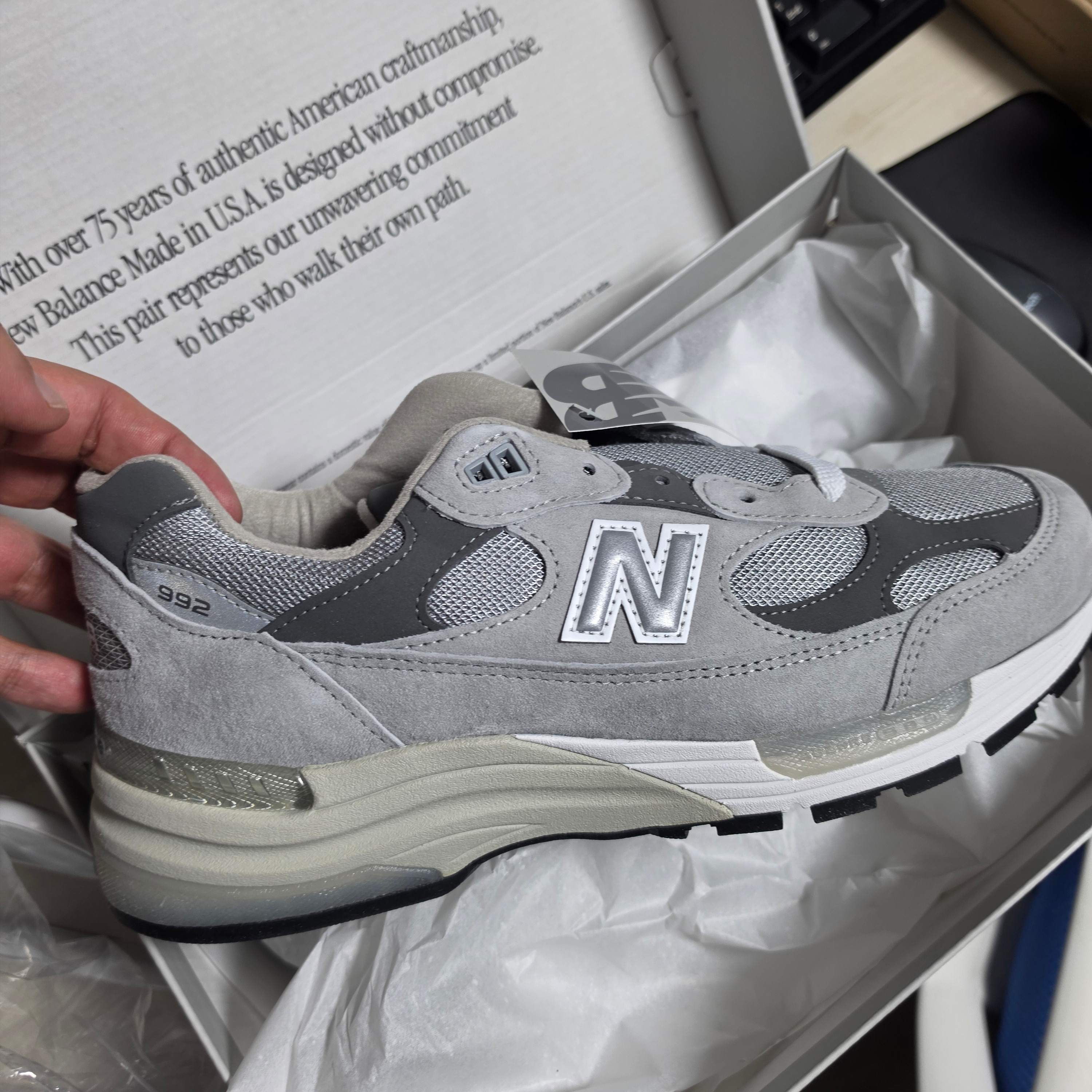 New Balance 992 Made in USA Core Grey Silver Metallic 착용 스타일