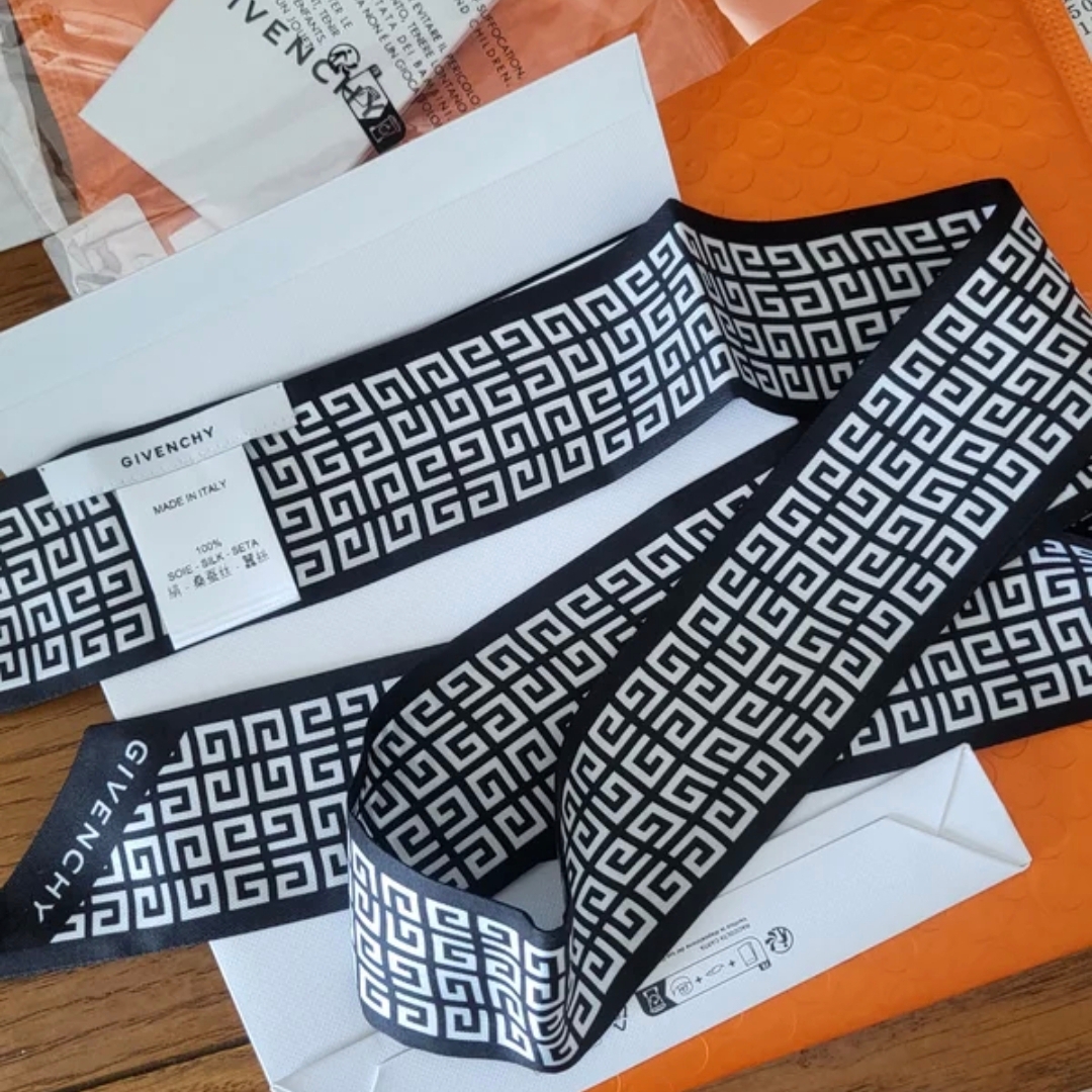 Givenchy Welcome 4G Bandeau in Silk Black White 착용 스타일