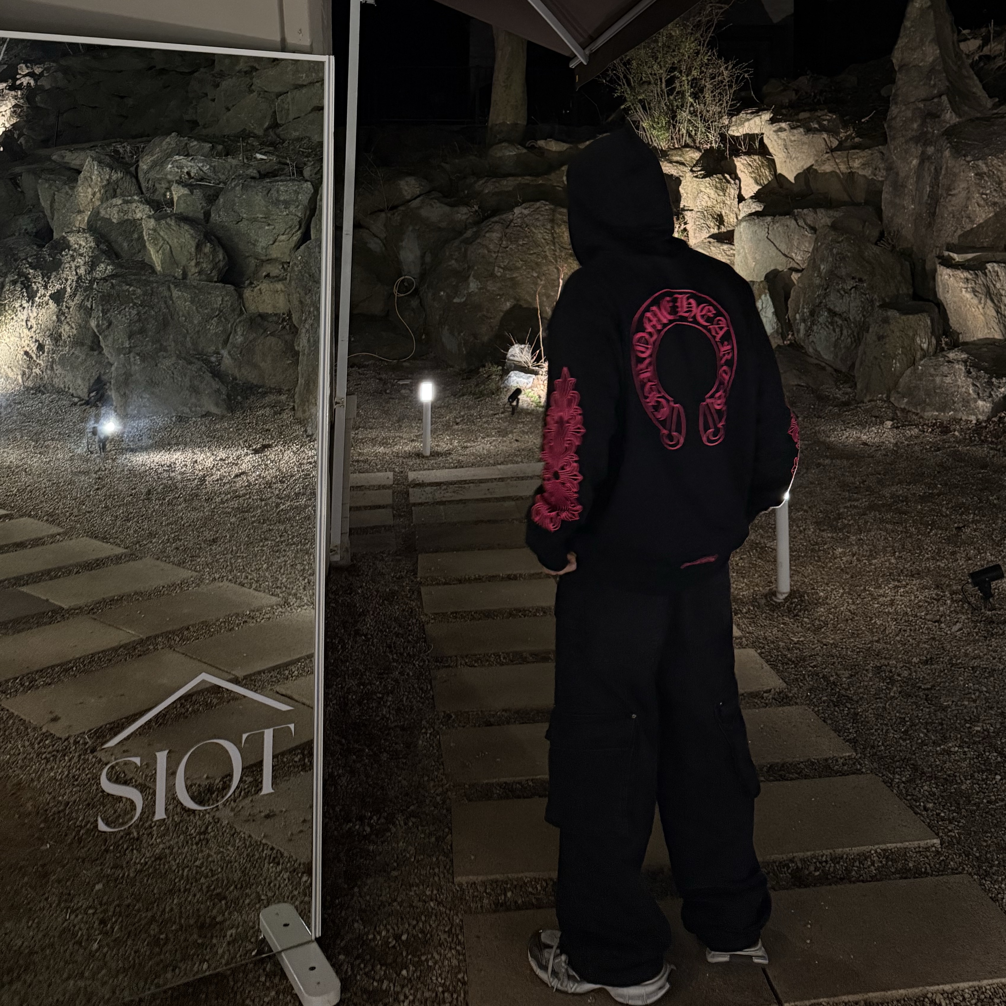 Chrome Hearts Horseshoe Floral Fleece Zip-Up Hoodie Black Pink, Balenciaga 3XL Sneakers Grey White Red 착용 스타일